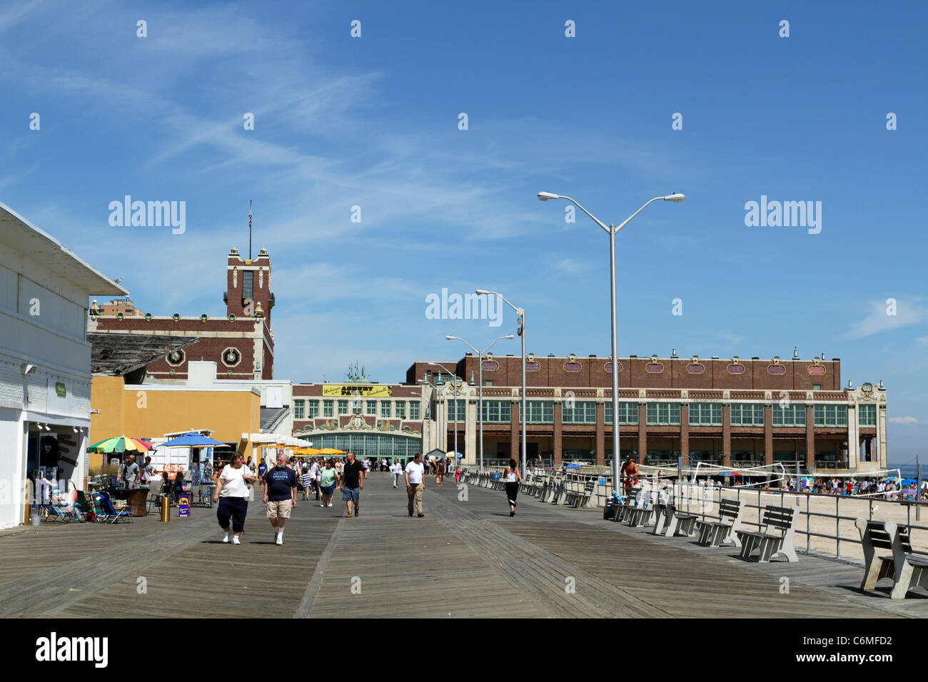 Asbury Park, New Jersey, Promenade mit der Kongresshalle am hinteren Ende. Stockfoto