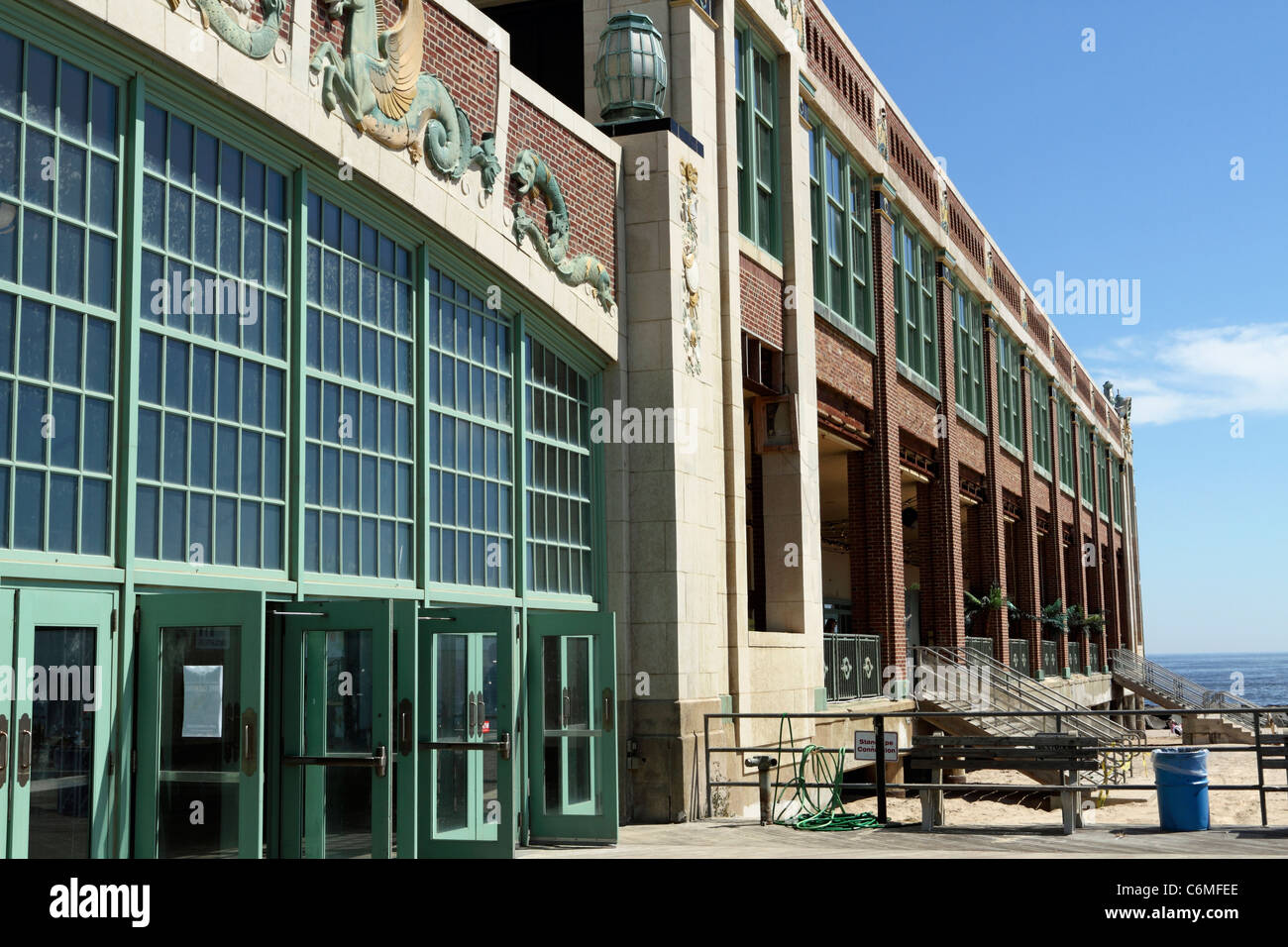 Asbury Park Convention Hall auf der Promenade erstreckt sich auf den Strand in die Küste Stadt Asbury Park, New Jersey, USA. Stockfoto