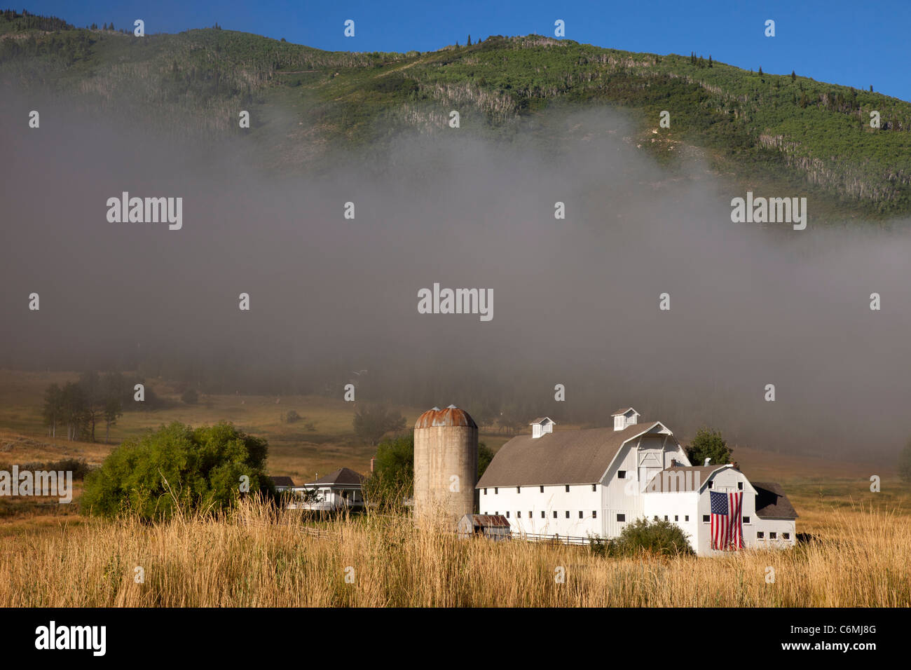 Am frühen Morgennebel hängt über den historischen McPolin Bauernhof aka Osguthorpe Farm in Park City, Utah, USA Stockfoto
