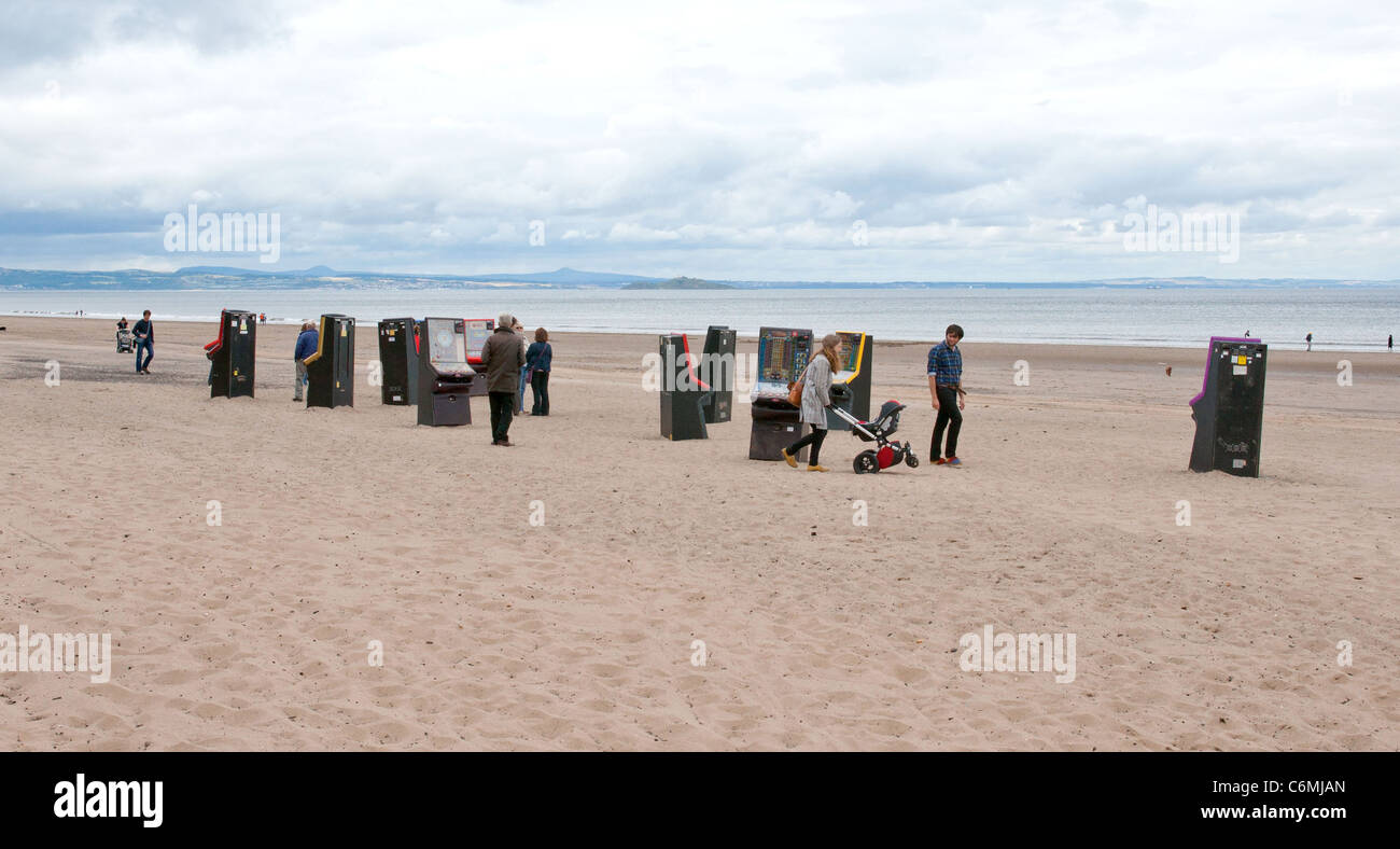 Künstler Miles Thurlow Installation "Black Swan" hat gerade auf Portobello Beach entlang am Meer von Edinburgh eröffnet. Das Stück Stockfoto