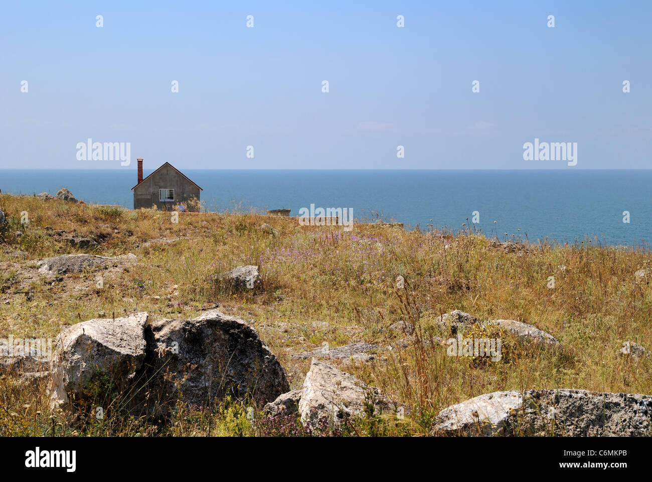 Haus auf einem felsigen Ufer, Krim, Ukraine Stockfoto