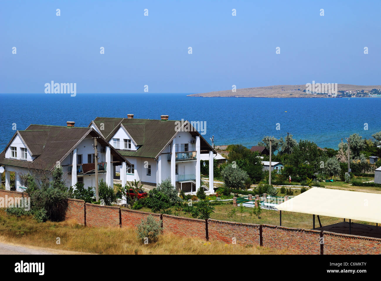 Häuser in der Bucht von Asowschen Meer, Krim, Ukraine Stockfoto