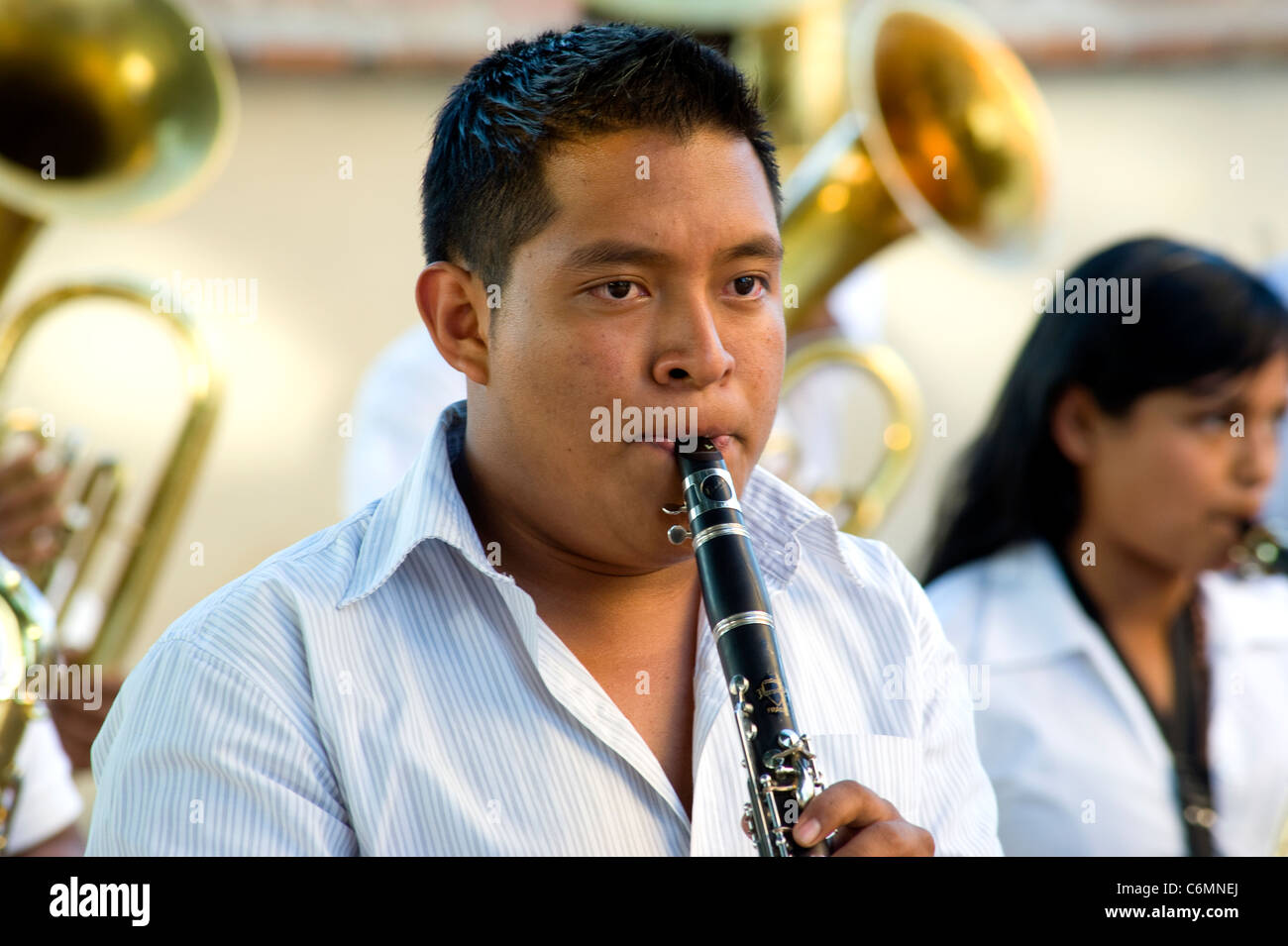 Mann, eine Klarinette mit einer Bande von Musikern in einen Marktplatz in der Nähe von Oaxaca, Mexiko Stockfoto