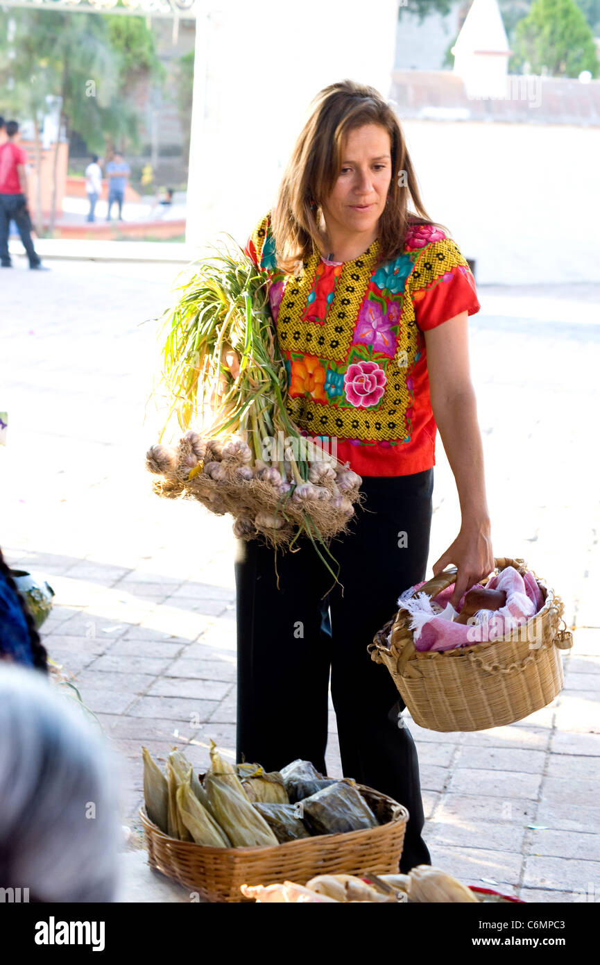 First Lady Margarita Calderón shopping für Gemüse auf einem Platz vor einer Kirche in der Nähe von Oaxaca, Mexiko Stockfoto