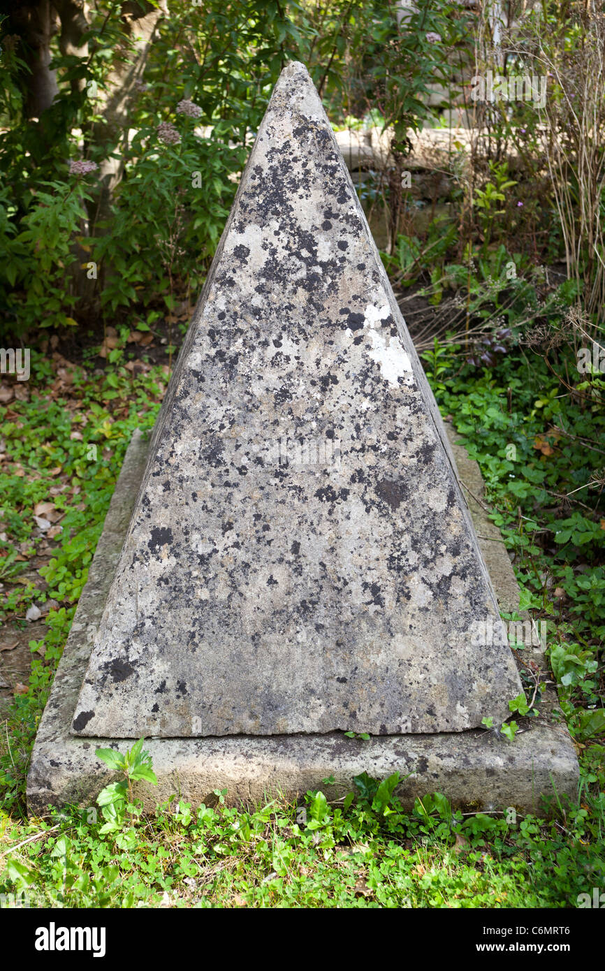 Pinnacle-Grabstein auf Gelände des St.-Thomas-Kirche-Box Stockfoto