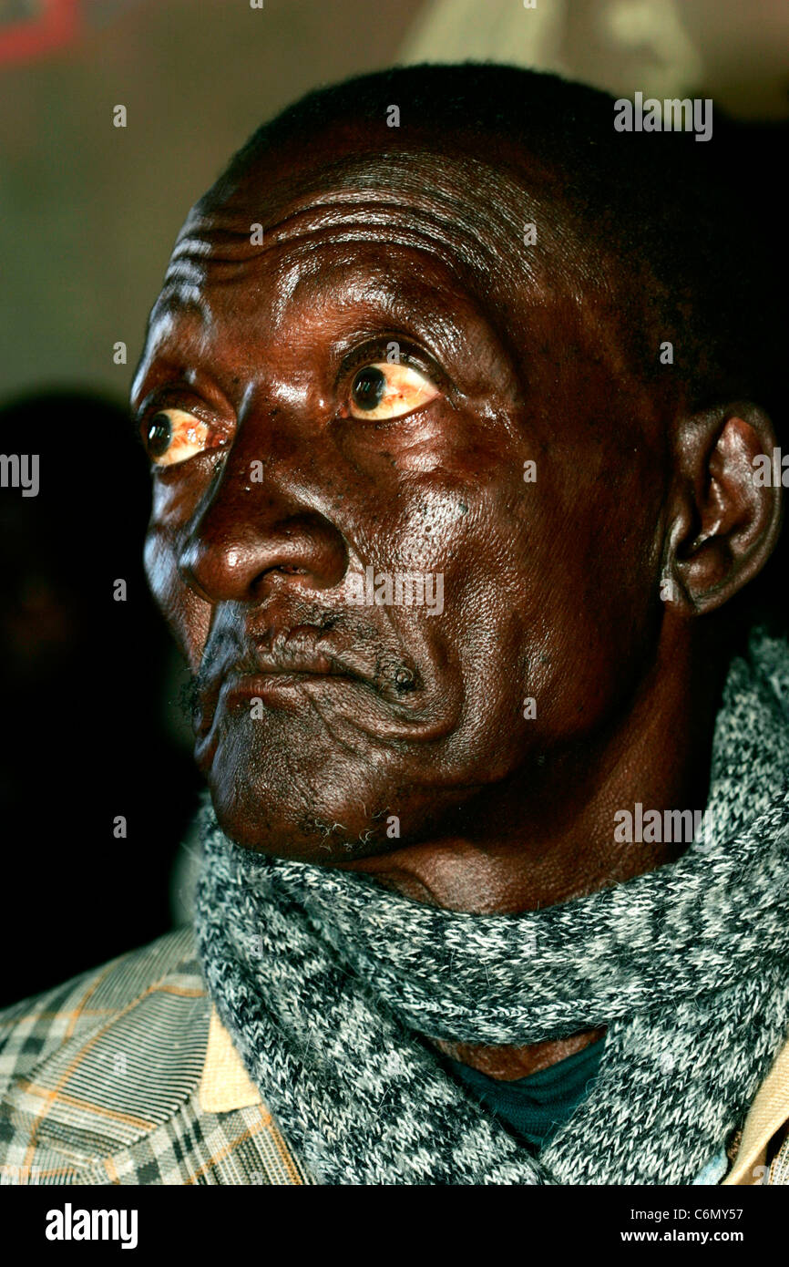 Porträt eines älteren afrikanischen Mannes auf der Suche auf einer Seite Stockfoto