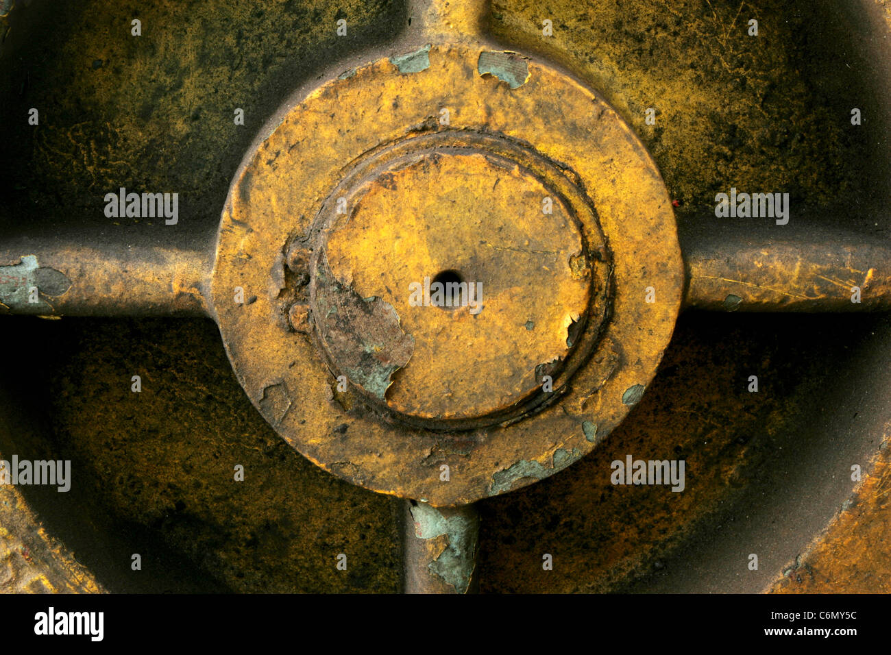 Eine bemalte rundes Stück Metall mit einem kreuzförmigen element Stockfoto