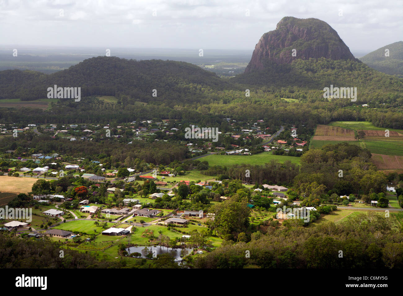 Blick über den Township der Glass House Mountains Mt Tibrogargan Stockfoto