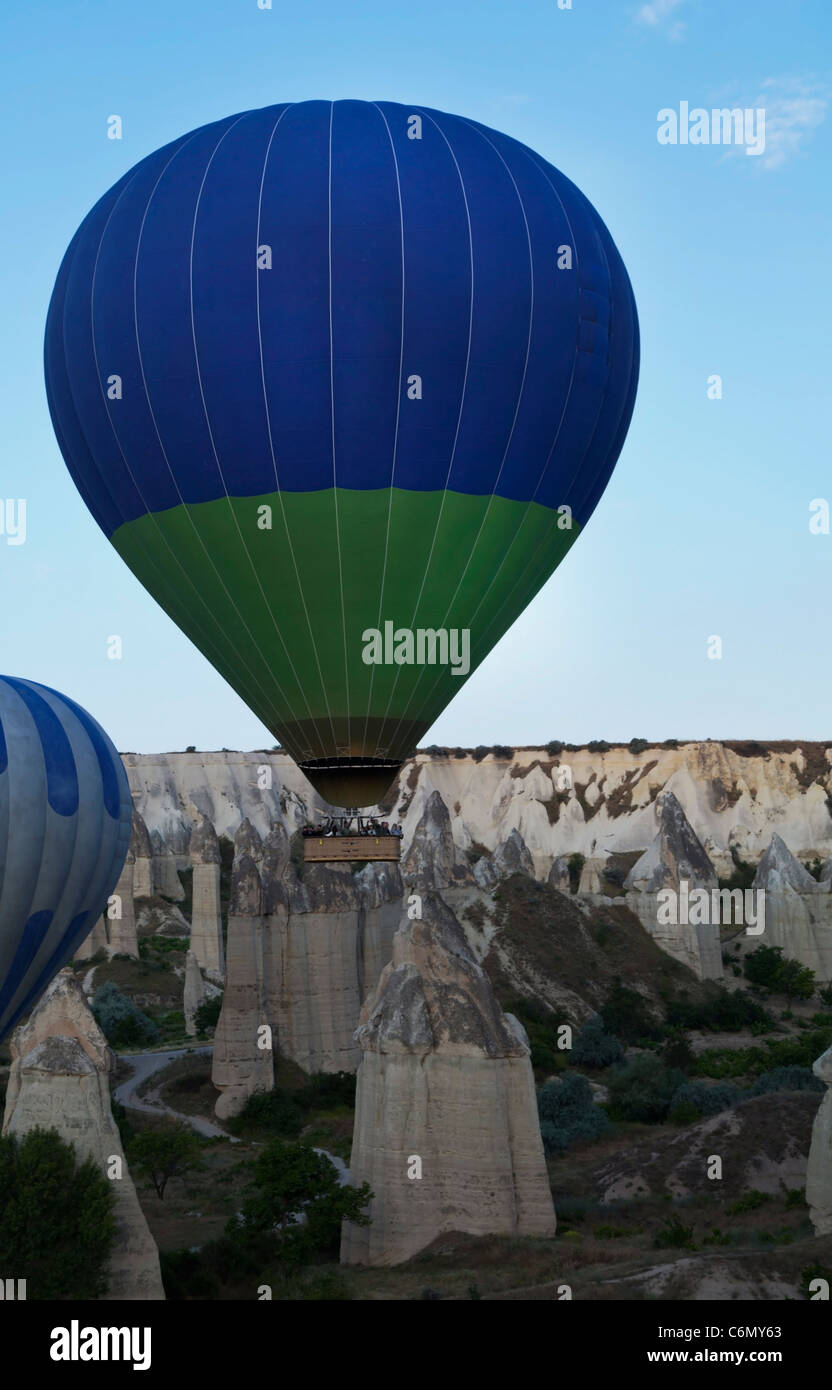 Grün blau niedrige Ebene Ballonfahrt über Schornstein Gipfeln, blauer Himmel, Lava-Asche geschichteten Hils, Porträt, Textfreiraum, Ernte Bereich Stockfoto