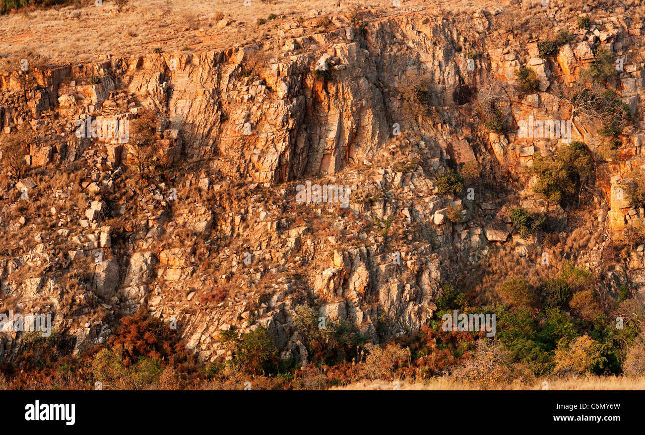 Blick über felsigen Steilhang Magaliesberg Stockfoto