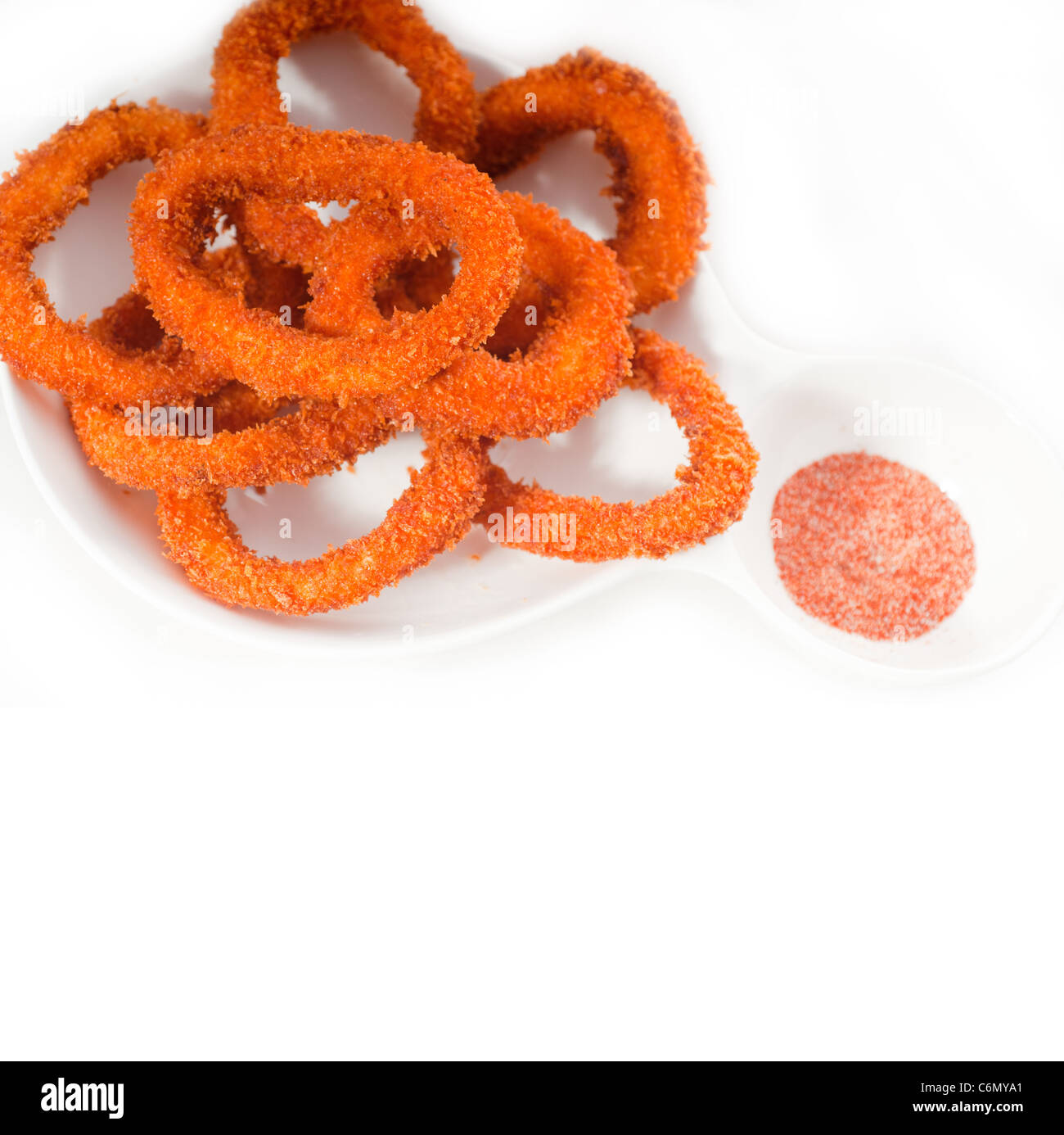 tief gebratener Tintenfisch-Ringe mit Würze über weiße mehr DELICIOUS FOOD ON PORTFOLIO Stockfoto
