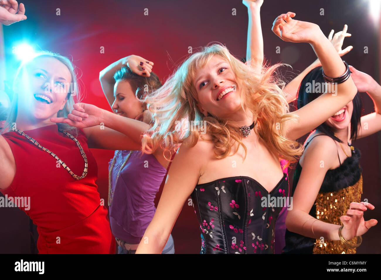 Tanzen Sie glückliche junge Mädchen unter Masken auf der party Stockfoto