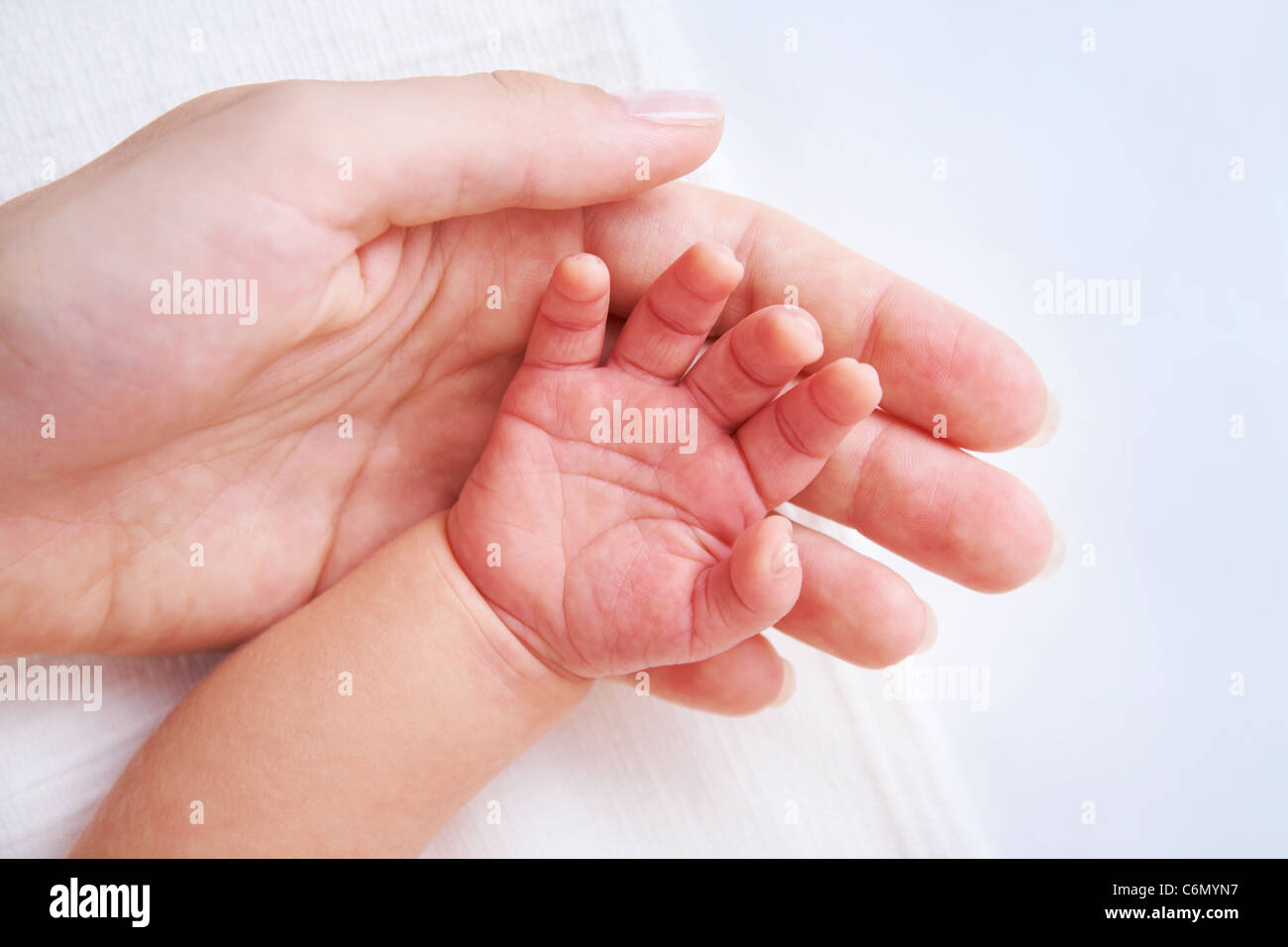 Weibliche Hand, die neugeborenen Babys hand Stockfoto