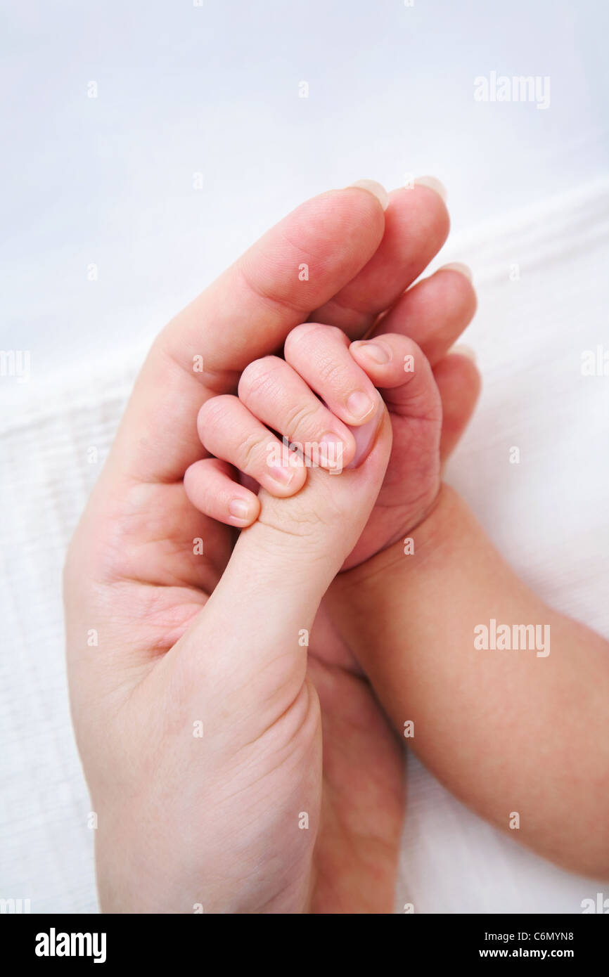 neugeborenes Baby mit Mammies finger Stockfoto