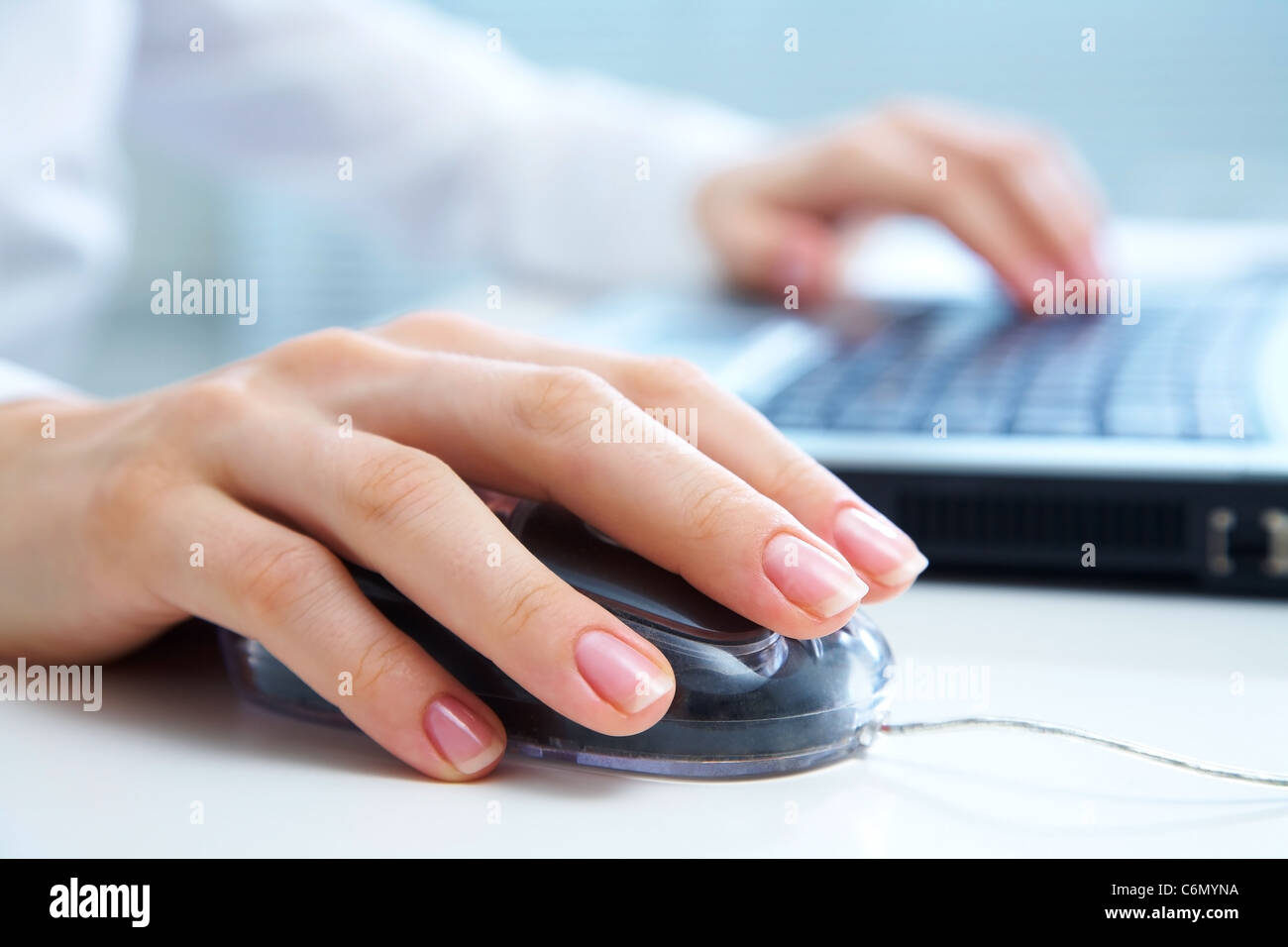 Detail der weibliche Hände mit Hilfe eines Computers auf Office-Hintergrund Stockfoto
