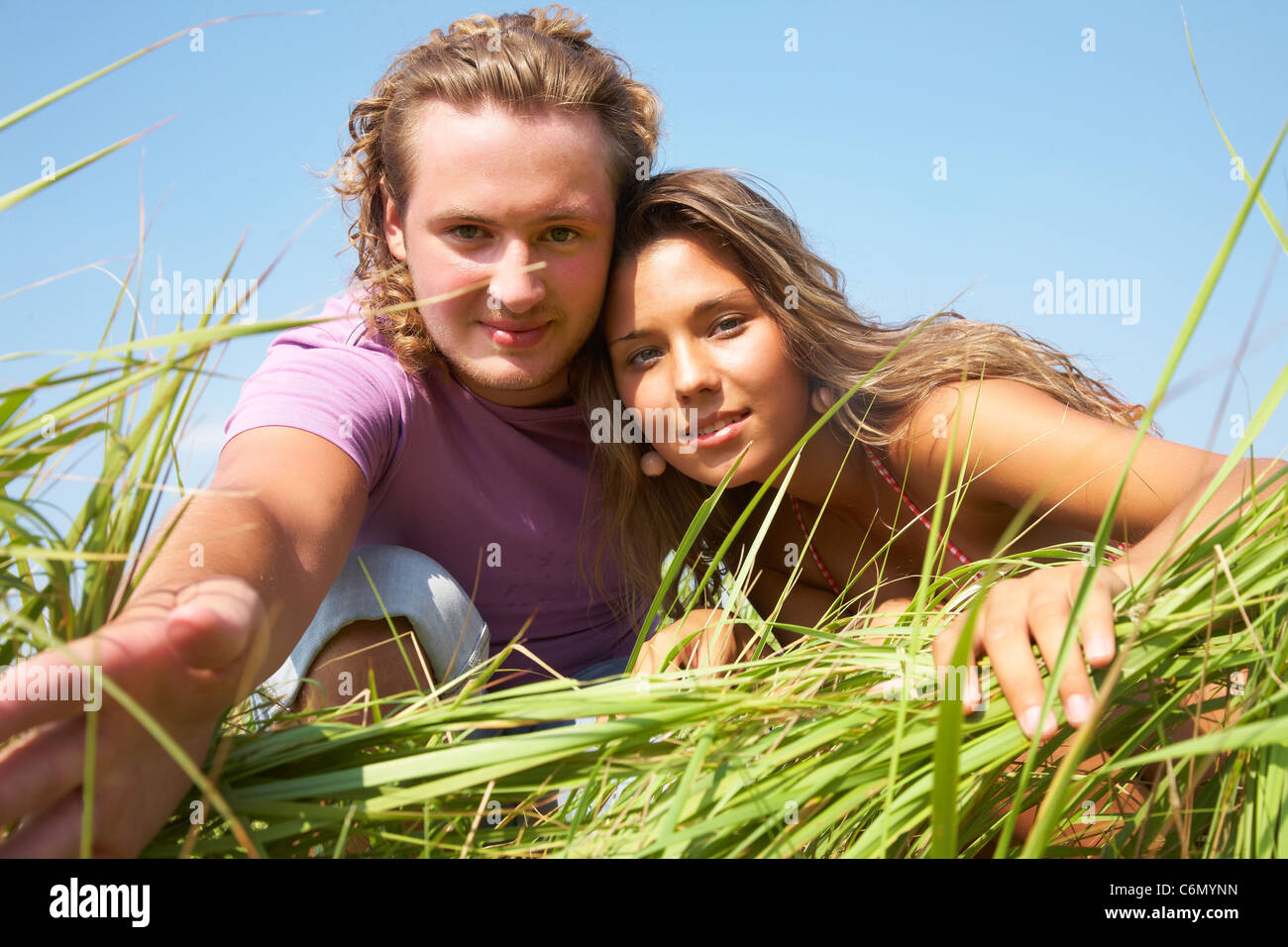 Junges attraktives Paar in der Wiese entspannen Stockfoto