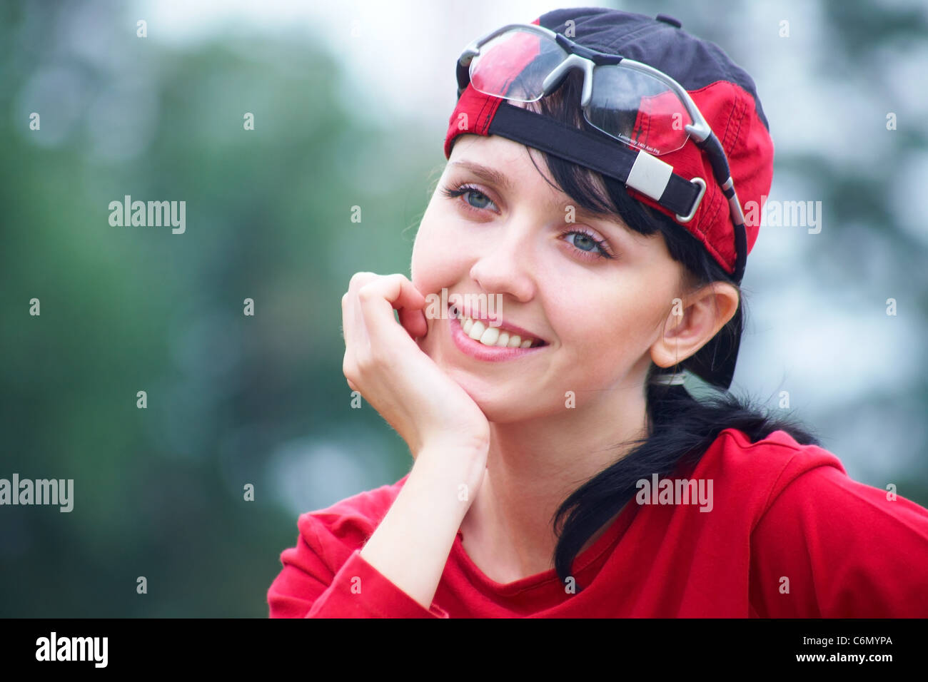 Porträt der jungen Sport Frau in roten t-Shit und Kappe auf Sommer Hintergrund Stockfoto