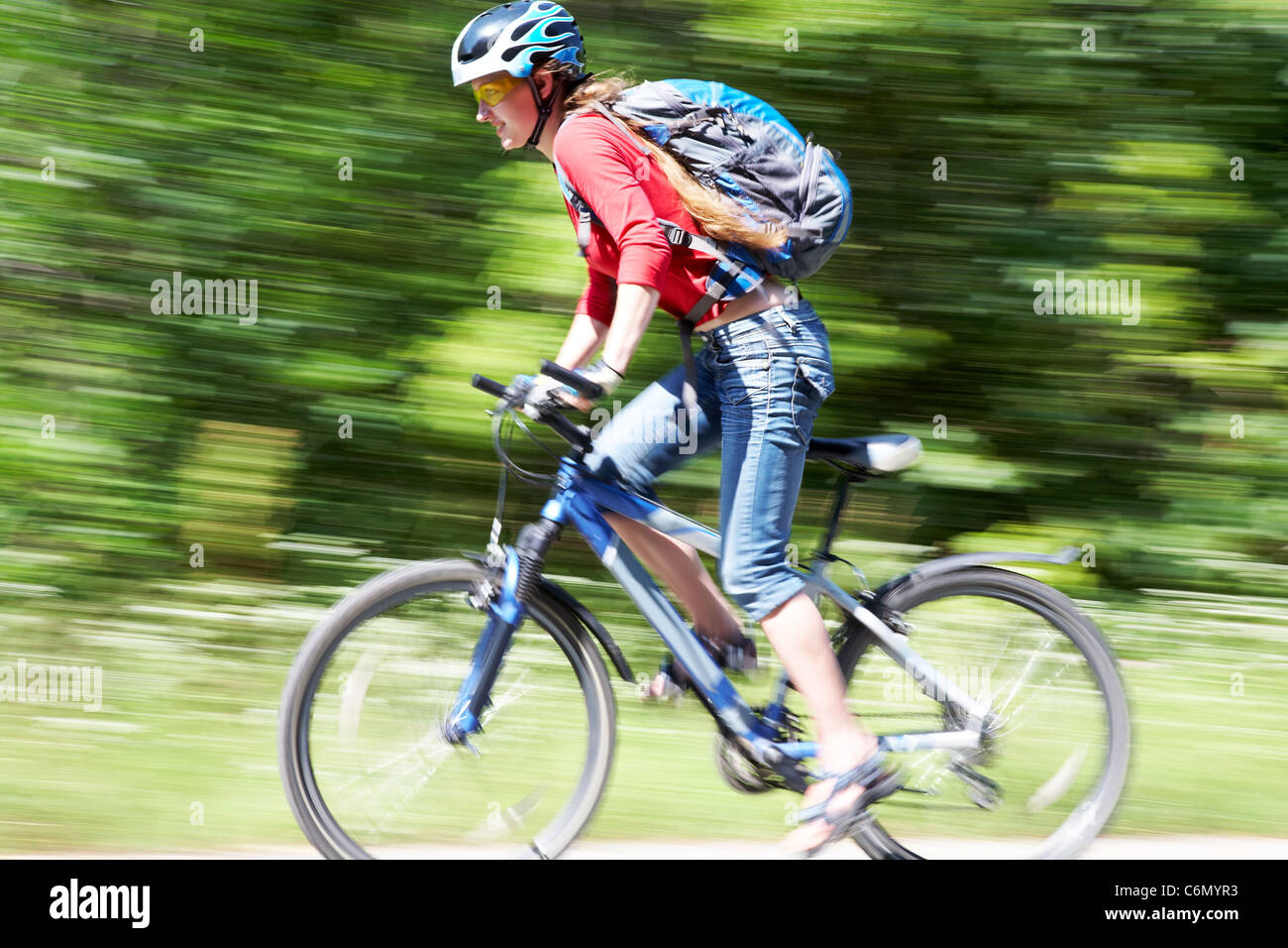 junge Radfahrer fährt vom grünen park Stockfoto