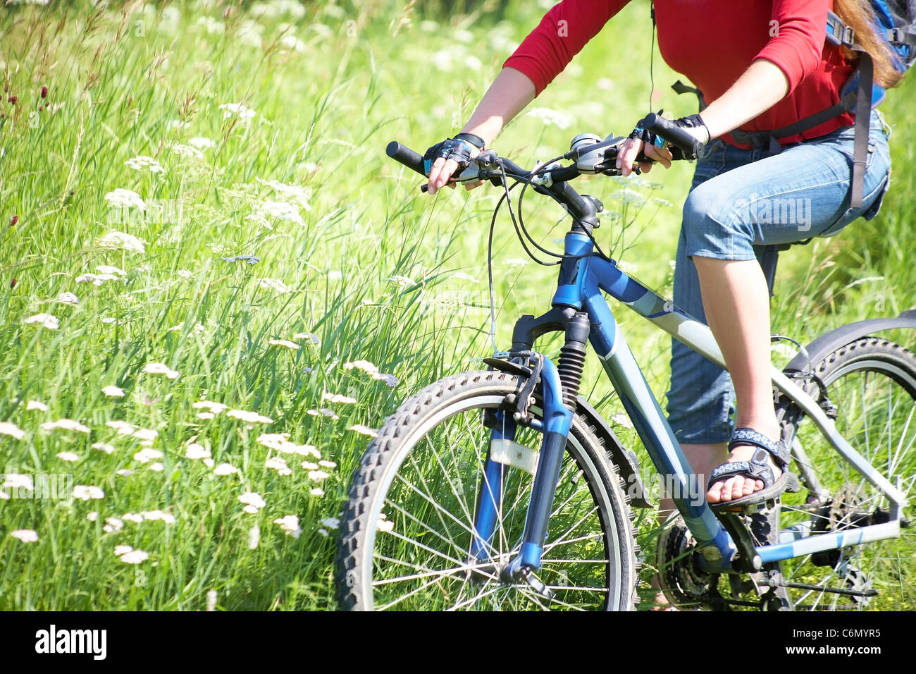 Junge Radfahrer auf ein Mountain-Bike und der blaue Himmel im park Stockfoto