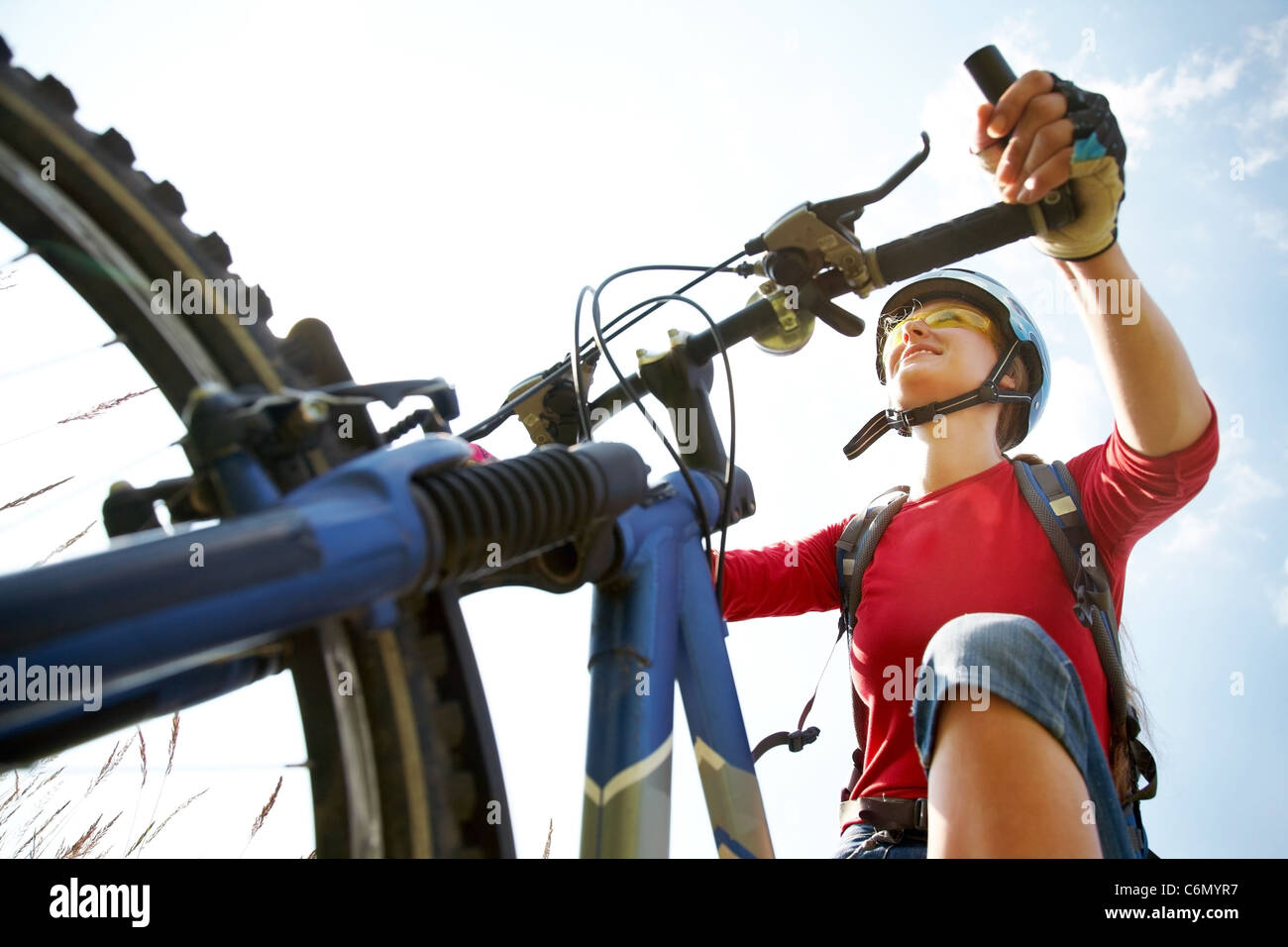 Junge Radfahrer auf ein Mountain-Bike und der blaue Himmel im park Stockfoto