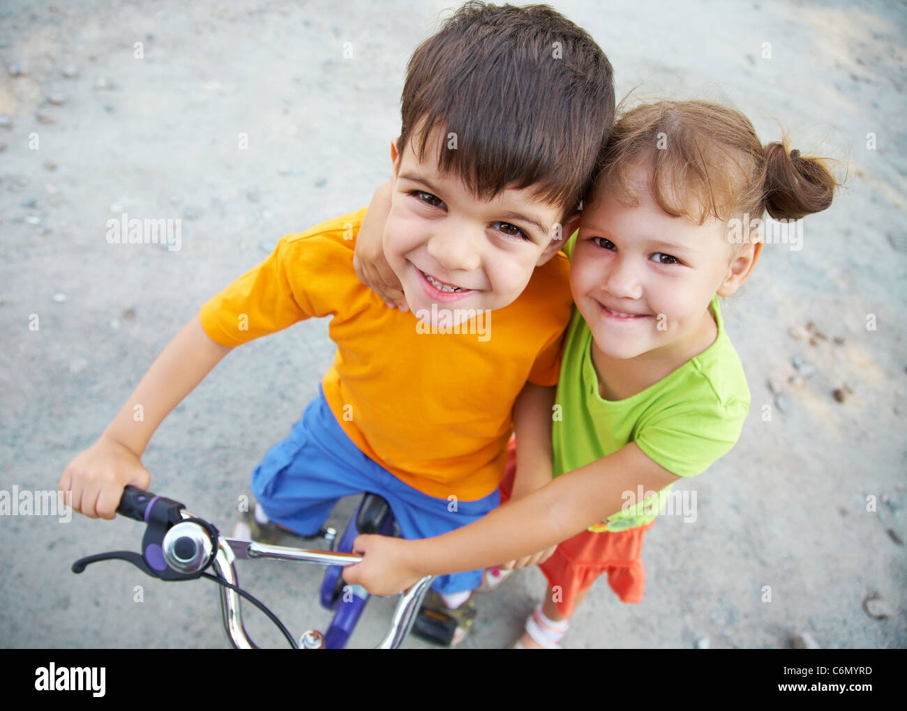 Porträt von fröhliches Mädchen und Spaß junge mit Fahrrad Stockfoto