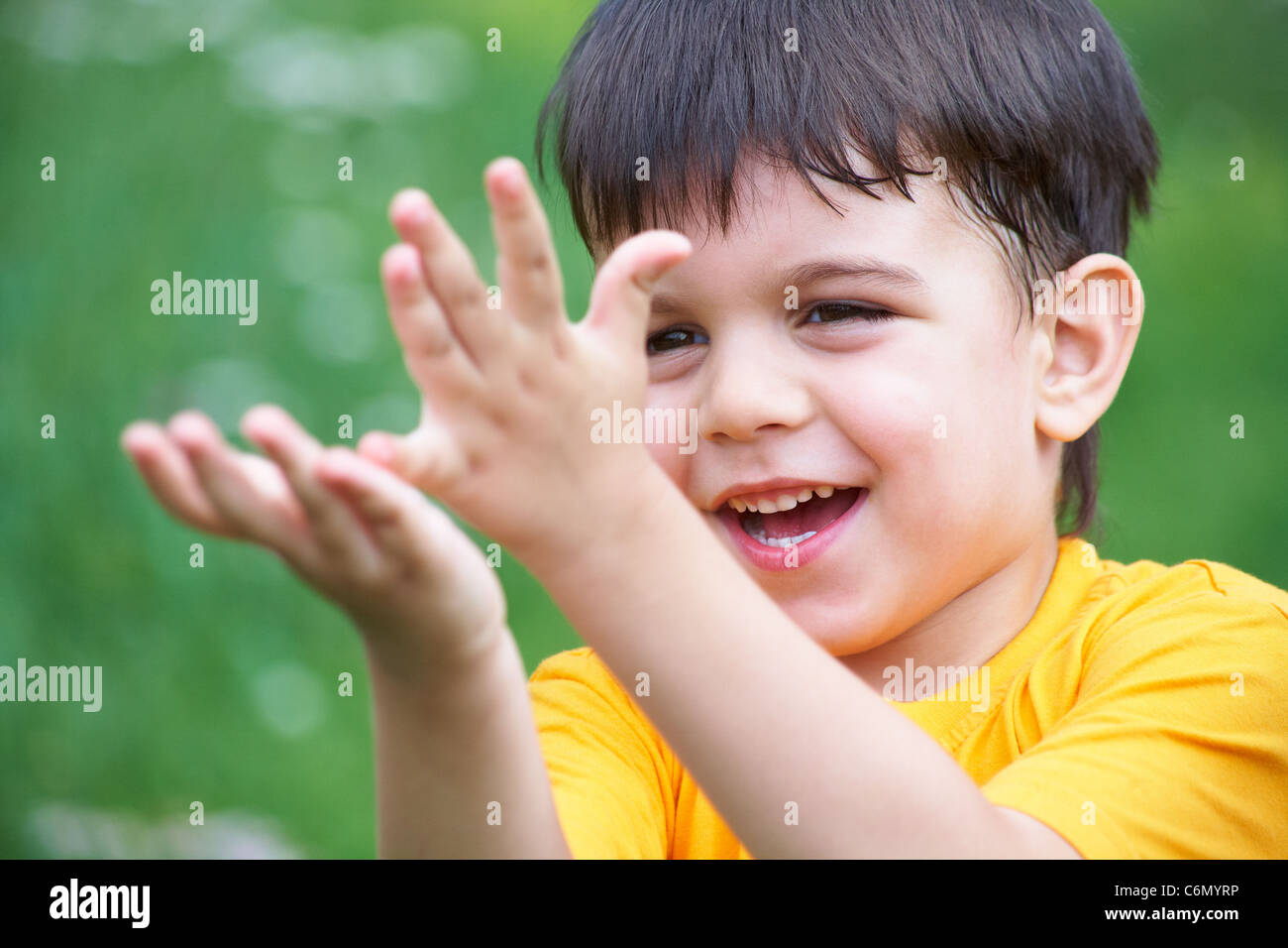 Porträt von glücklich fröhlich schönen kleinen Jungen im Sommer Stockfoto