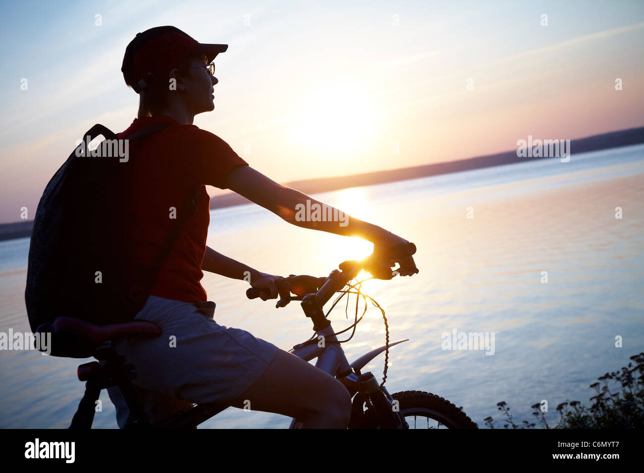 Silhouette der Radfahrer entspannen Sie sich auf den wunderschönen Sonnenuntergang Stockfoto