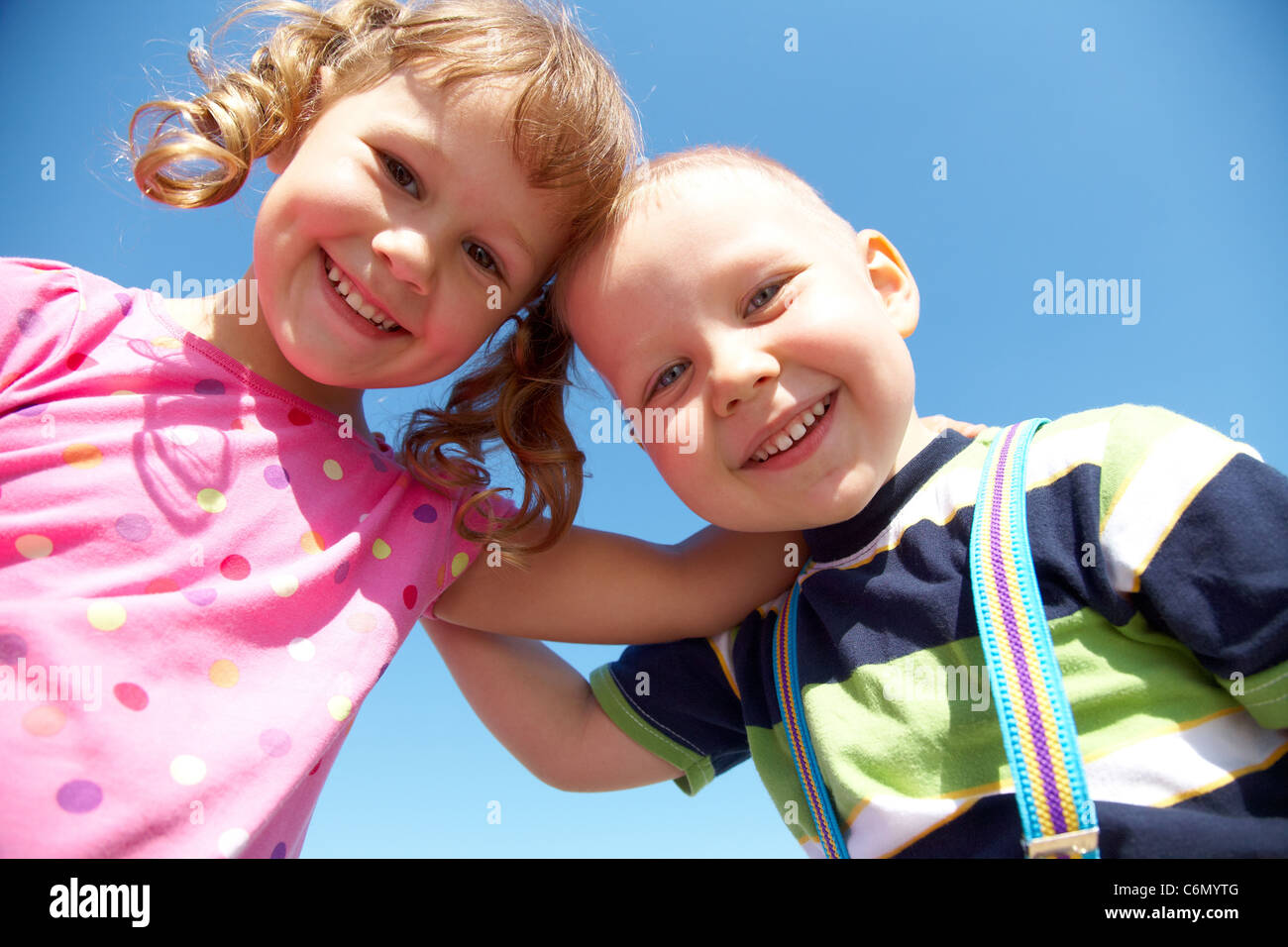 Porträt eines fröhliches Mädchen und jungen blauen Himmelshintergrund Stockfoto