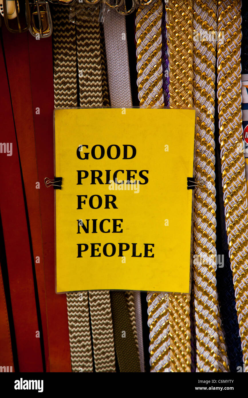 Gürtel auf dem Ledermarkt in Florenz mit einem Schild mit der Aufschrift "Gute Preise für nette Leute" angezeigt. Stockfoto