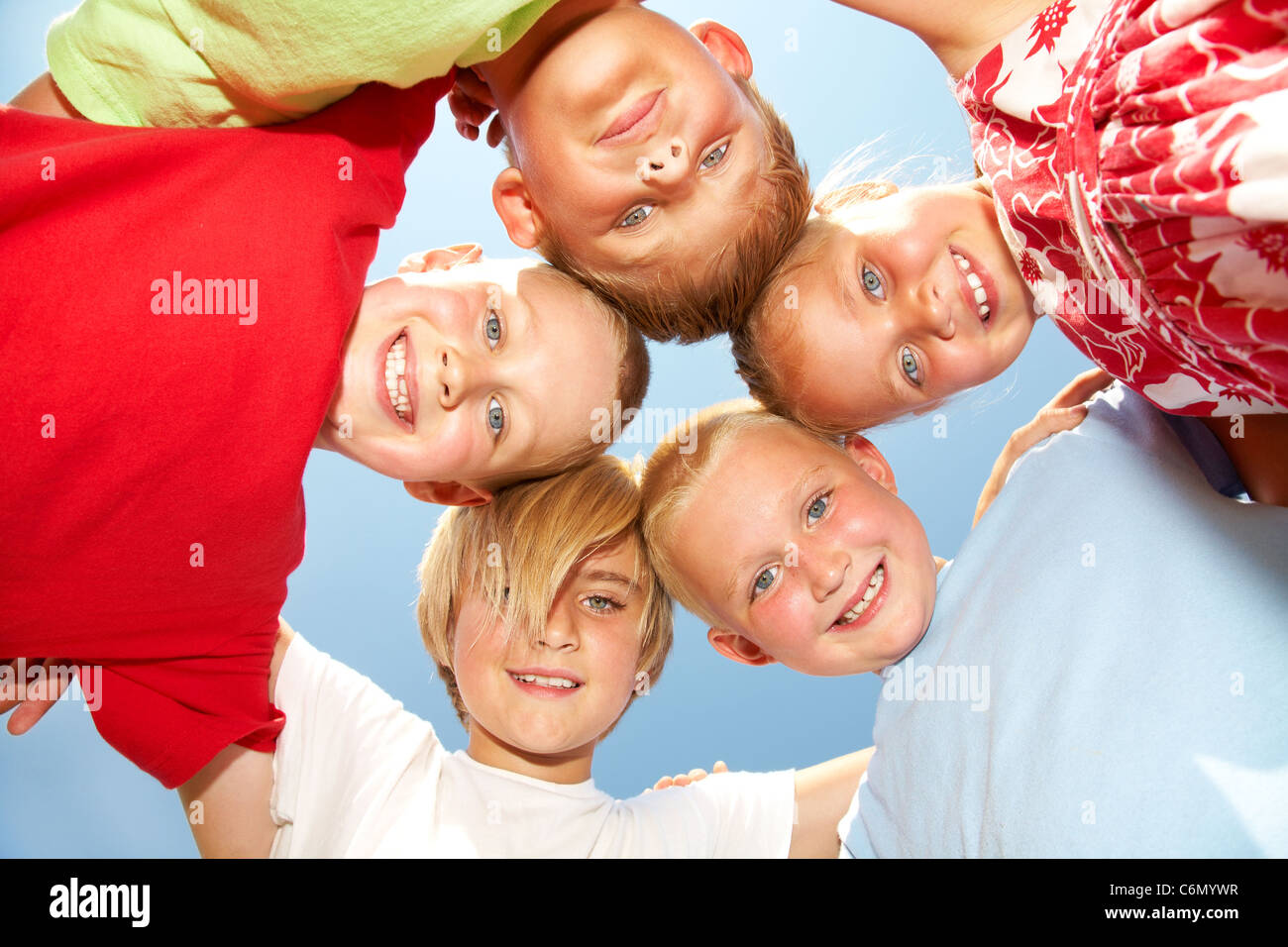 Gruppe von anderen Kindern mit guten Sommer Stockfoto
