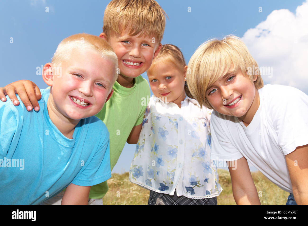 glückliche Kinder im freien Blick in die Kamera im Sommer Stockfoto