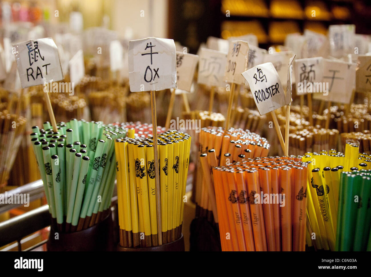 Stäbchen zum Verkauf als Souvenirs an Touristen in Chinatown Markt, Singapur Asien Stockfoto