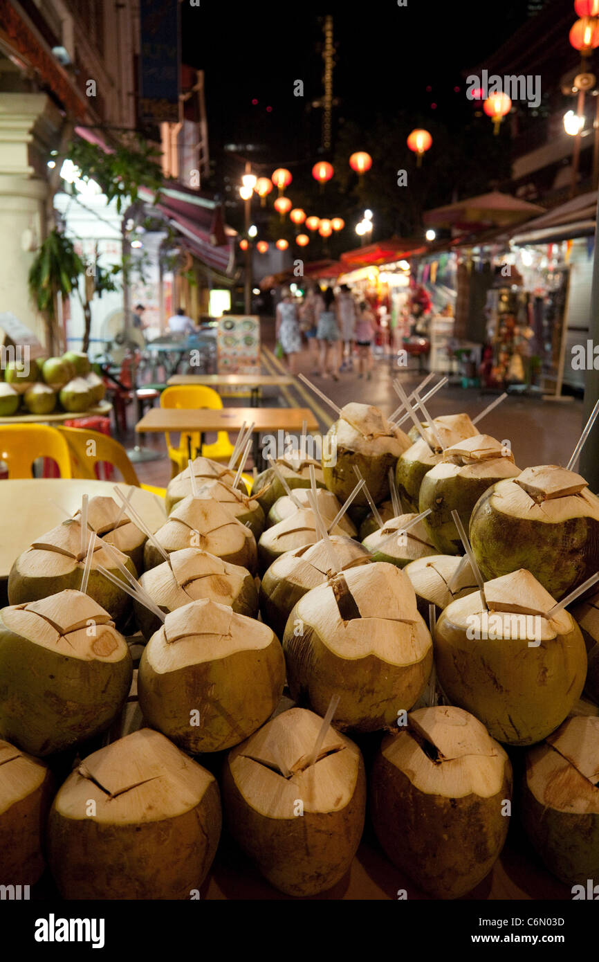 Straßenszene mit Kokosnüssen, Chinatown Singapur Asien Stockfoto