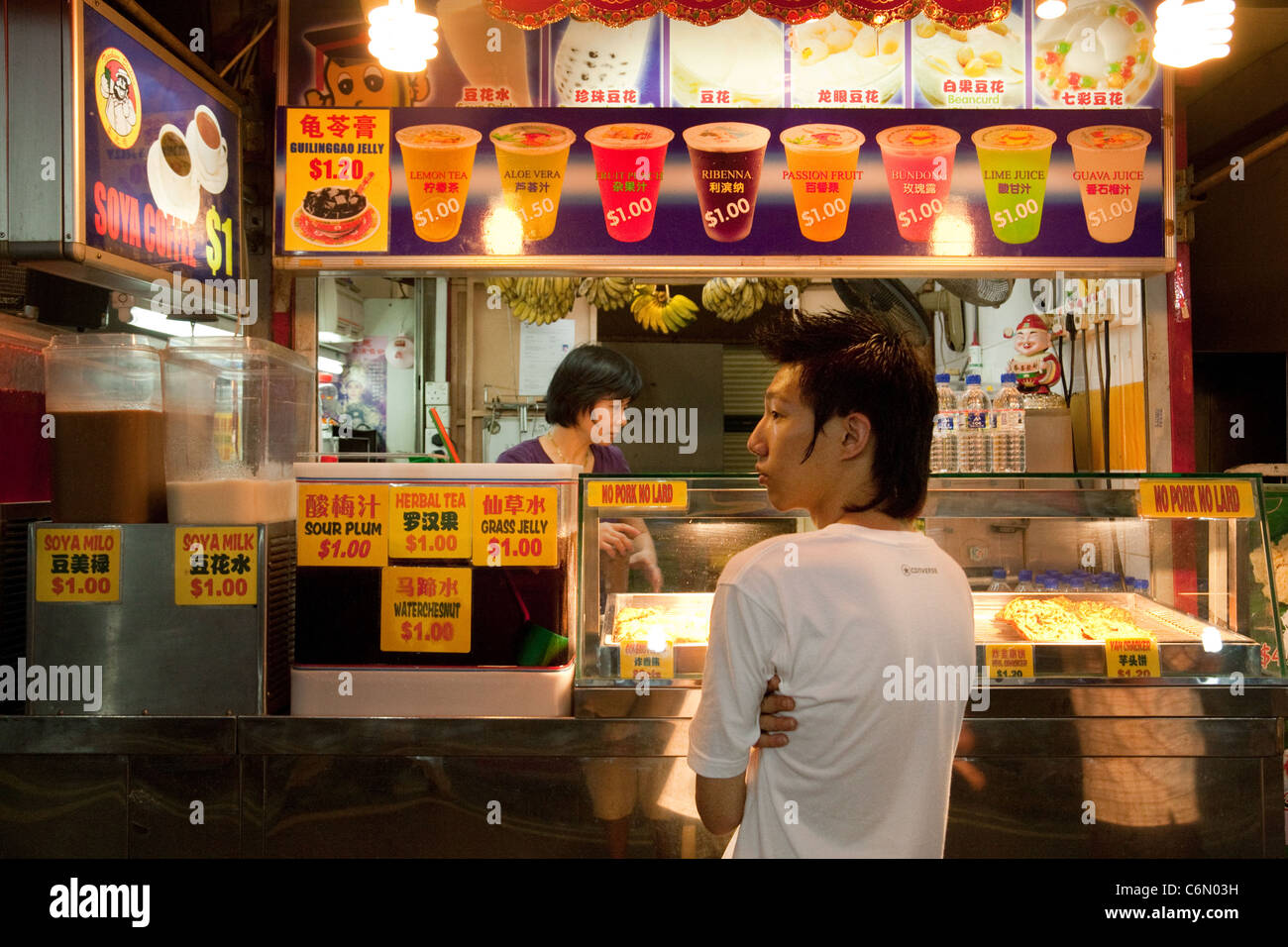 Ein Mann, der Kauf von Getränken an einem Getränk Stand in Chinatown, Singapur Asien Stockfoto