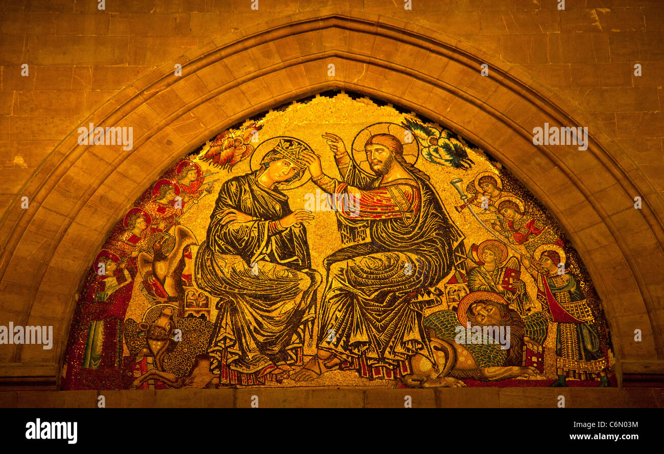 Religiöse Mosaik "Krönung der Jungfrau" Gaddo Gaddi Dekoration einer Wand in der Duomo in Florenz Italien zugeschrieben. Stockfoto