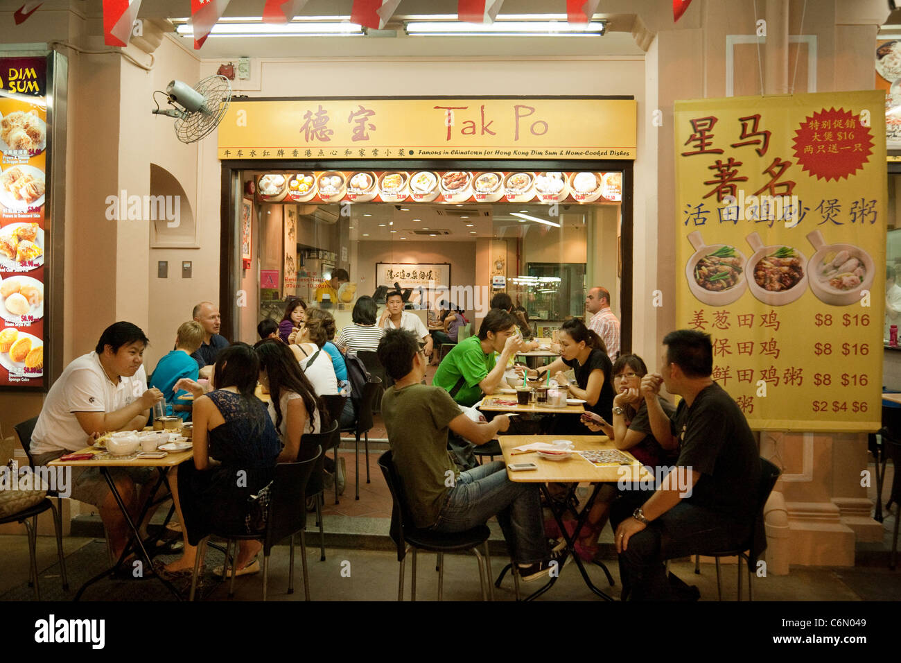 Menschen Essen im Freien in einem chinesischen Restaurant Chinatown Singapur Asien Stockfoto