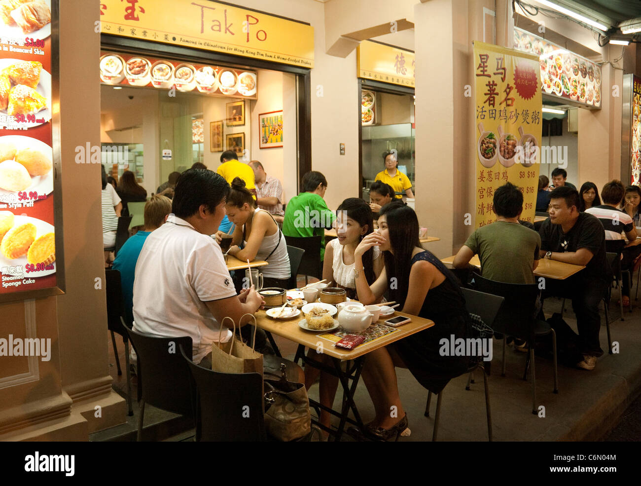 Menschen Essen im Freien in einem chinesischen Restaurant Chinatown Singapur Asien Stockfoto