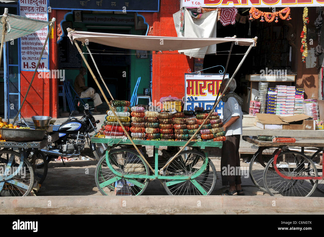 Mobilen Armreifen speichern Sarder Markt Jodhpur Rajasthan Indien Stockfoto