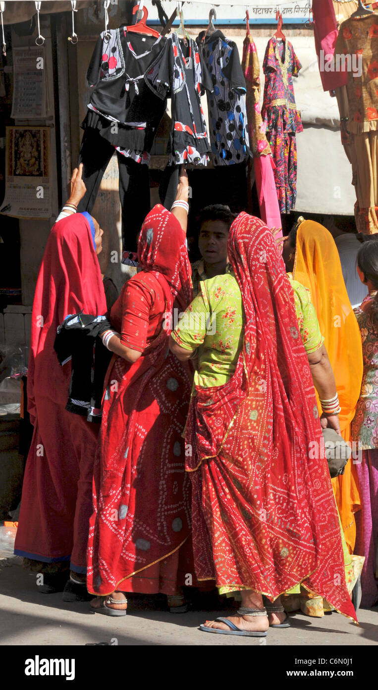 Frauen die Wahl Kleidung Sarder Markt Jodhpur Rajasthan Indien Stockfoto