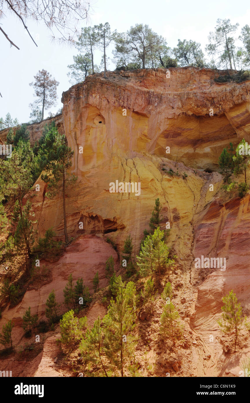 Touristische Route in ehemaligen Ocker Steinbruch im Roussillon, Departement Vaucluse, Provence Region in Frankreich Stockfoto