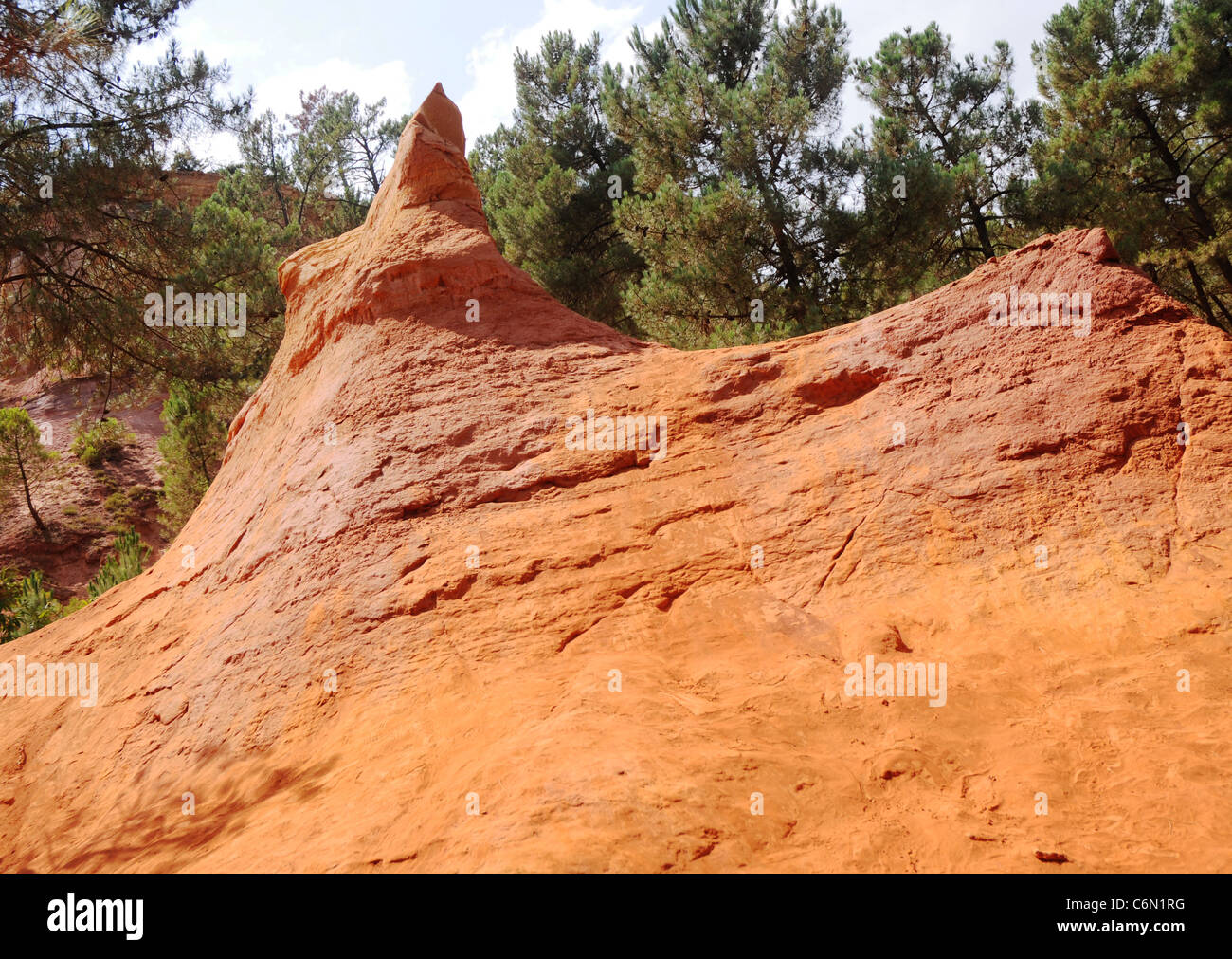 Touristische Route in ehemaligen Ocker Steinbruch im Roussillon, Departement Vaucluse, Provence Region in Frankreich Stockfoto