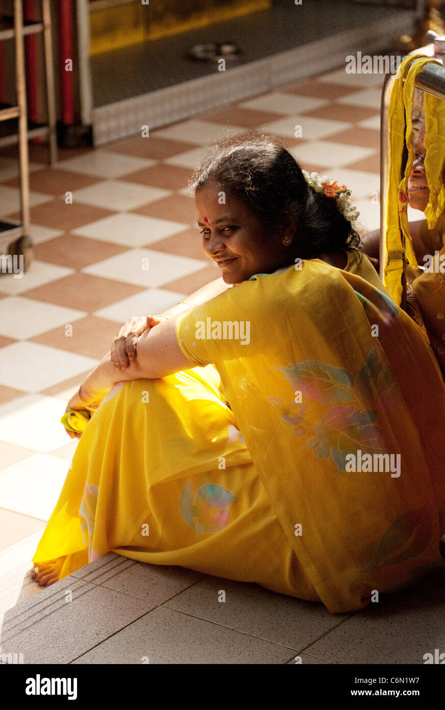 Eine indische Frau sitzt in einem gelben Sari, little India, Singapur Stockfoto