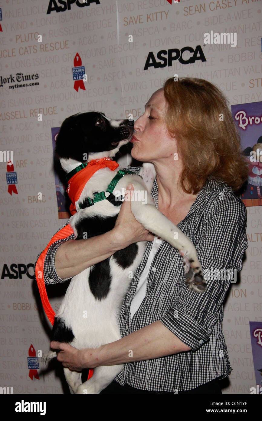 Jan Maxwell Broadway Barks: Der 12. jährliche Hund und Katze Adopt-a-Thon in Shubert Alley statt. New York City, USA - 10.07.10 Stockfoto