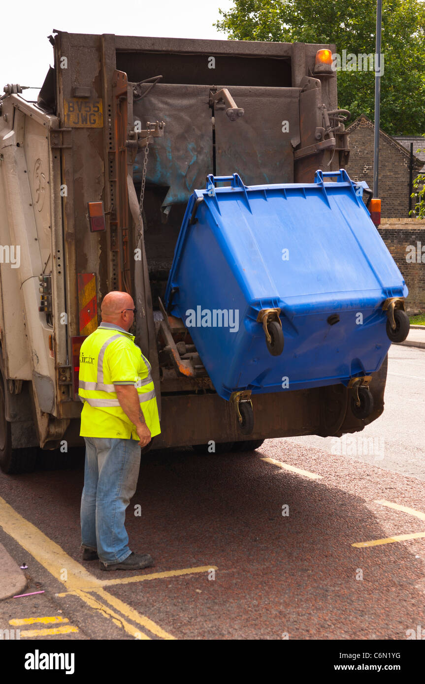 Bin LKW Entleeren einer industriellen Wheelie bin in Norwich, Norfolk, England, Großbritannien, Uk Stockfoto