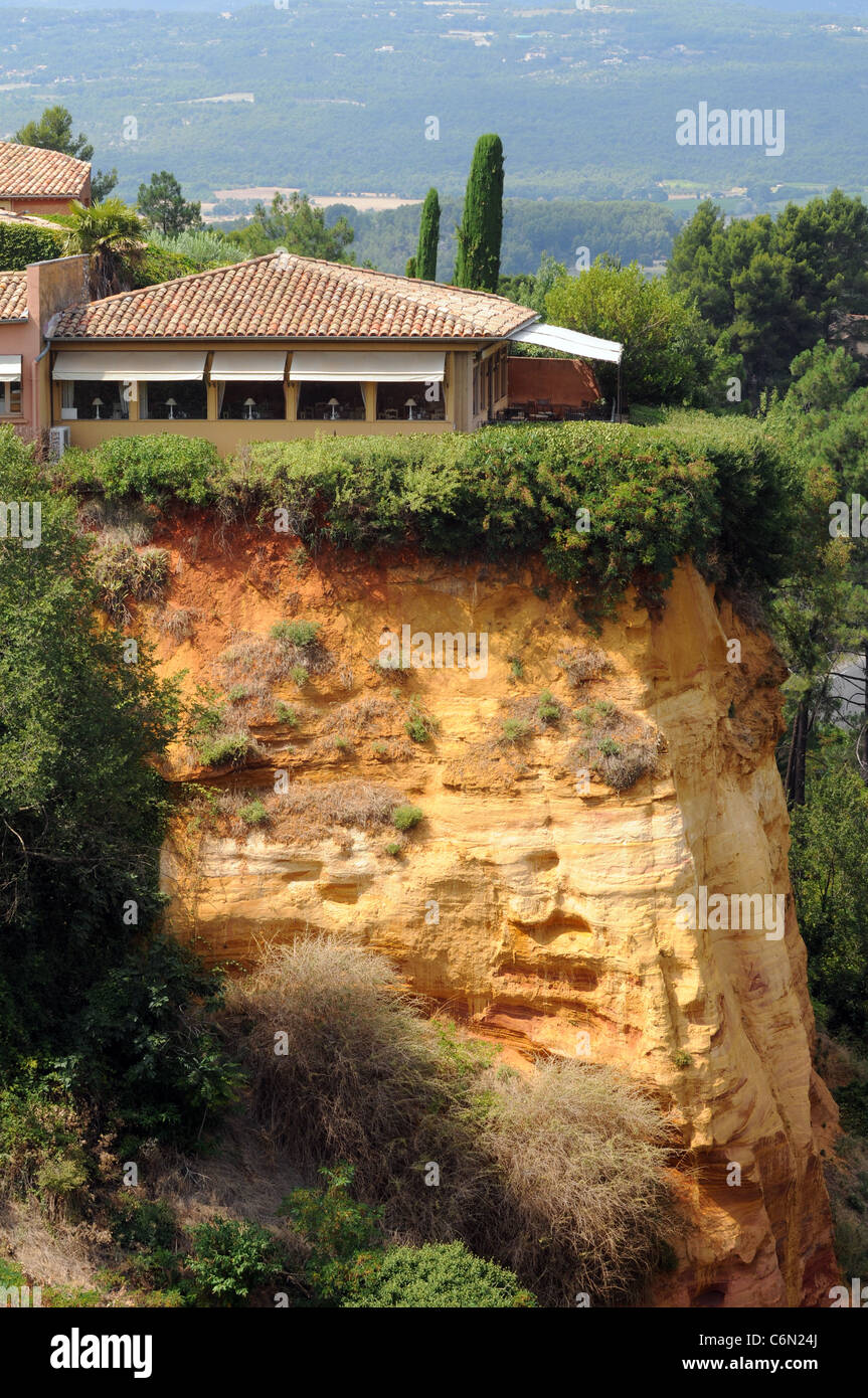 Restaurant im ockerfarbenen Klippe im Roussillon, Departement Vaucluse, Provence Region in Frankreich Stockfoto