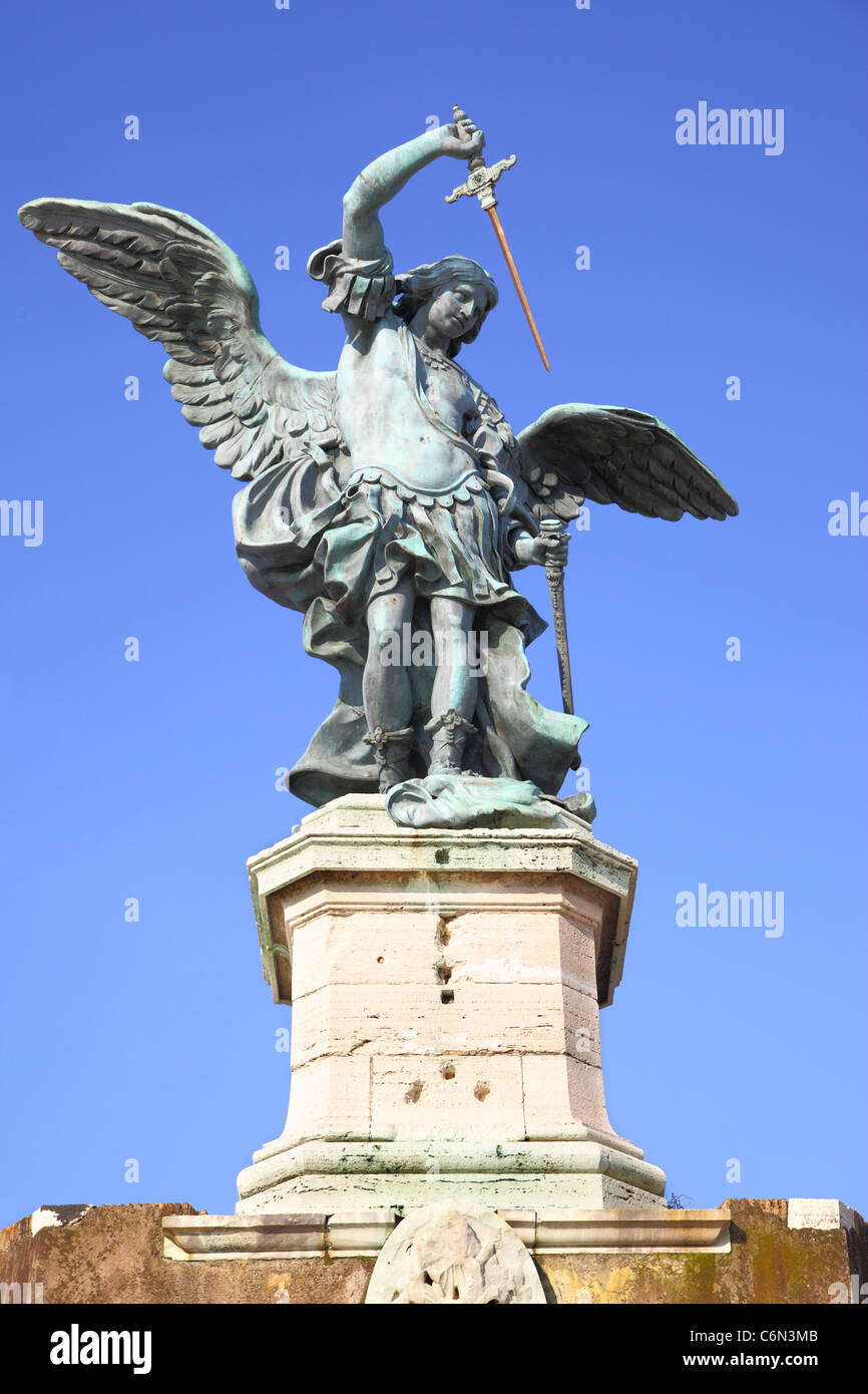 St. Michael-Statue auf der Spitze Castel Sant Angelo in Rom. Italien. Stockfoto