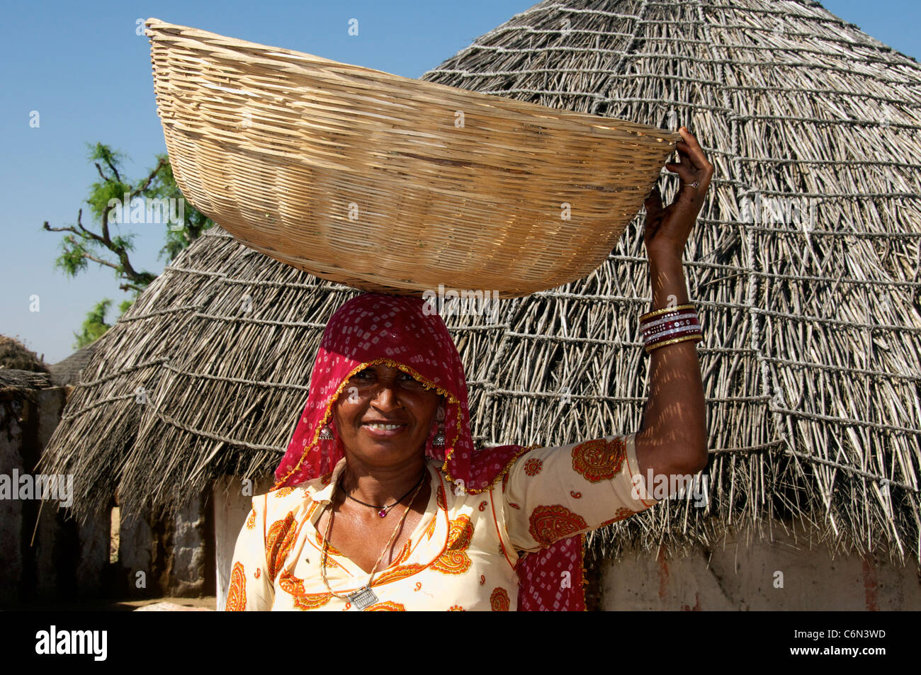 Bishnoi Frau mit Korb auf Kopf Rajasthan Indien Stockfoto