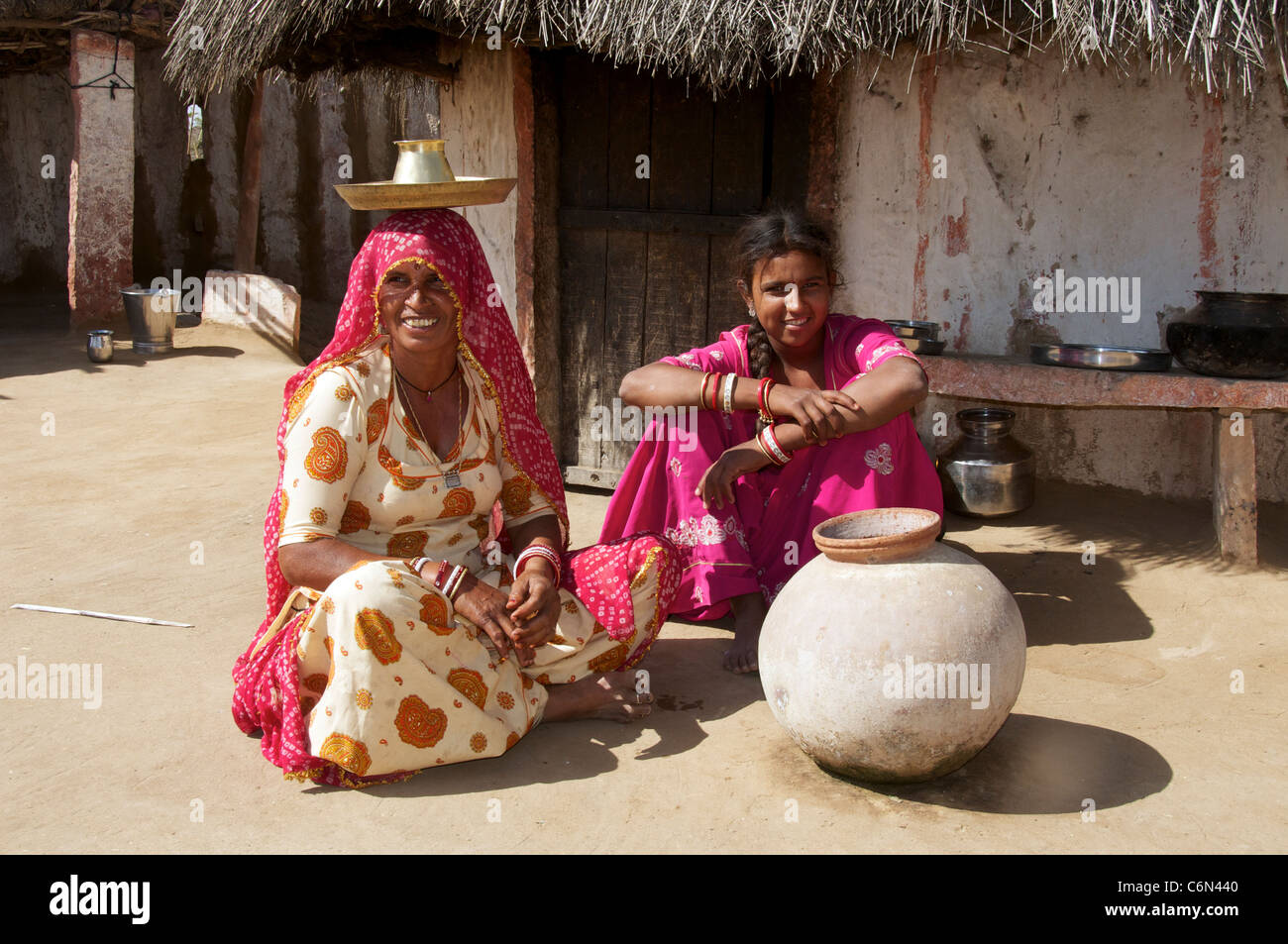 Zwei Bisnoi Frauen im Dorf Rajasthan Indien Stockfoto