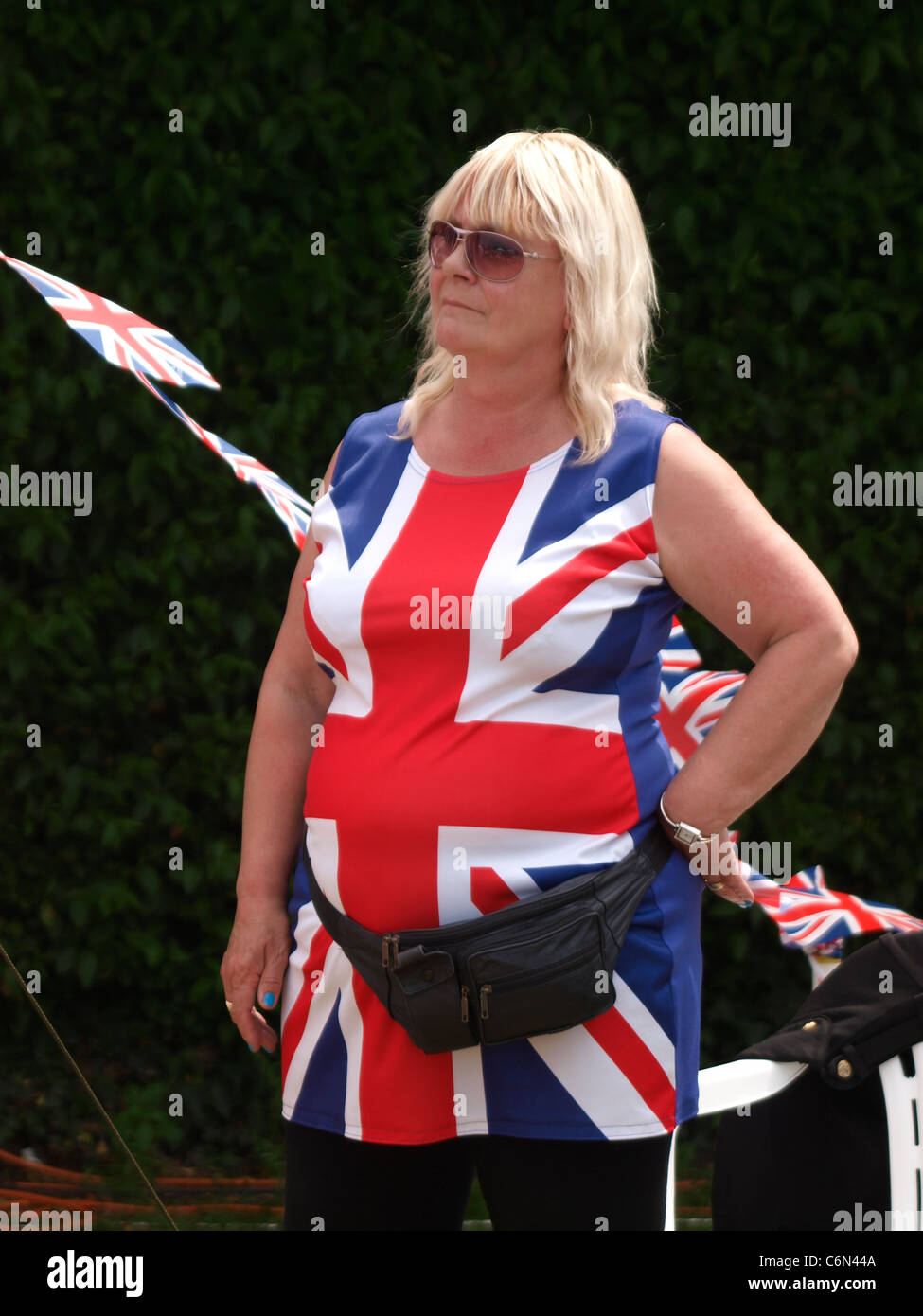 Frau in einem Union Jack Kleid, Devon, UK Stockfoto