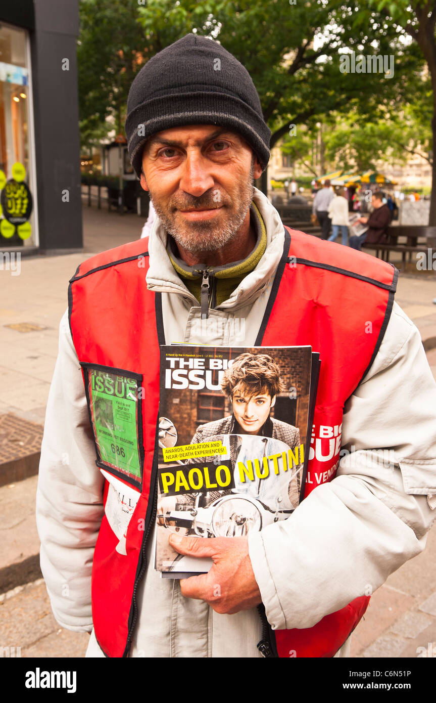 Ein Big Issue Verkäufer Verkauf des Big Issue-Magazins in Norwich, Norfolk, England, Großbritannien, Uk Stockfoto